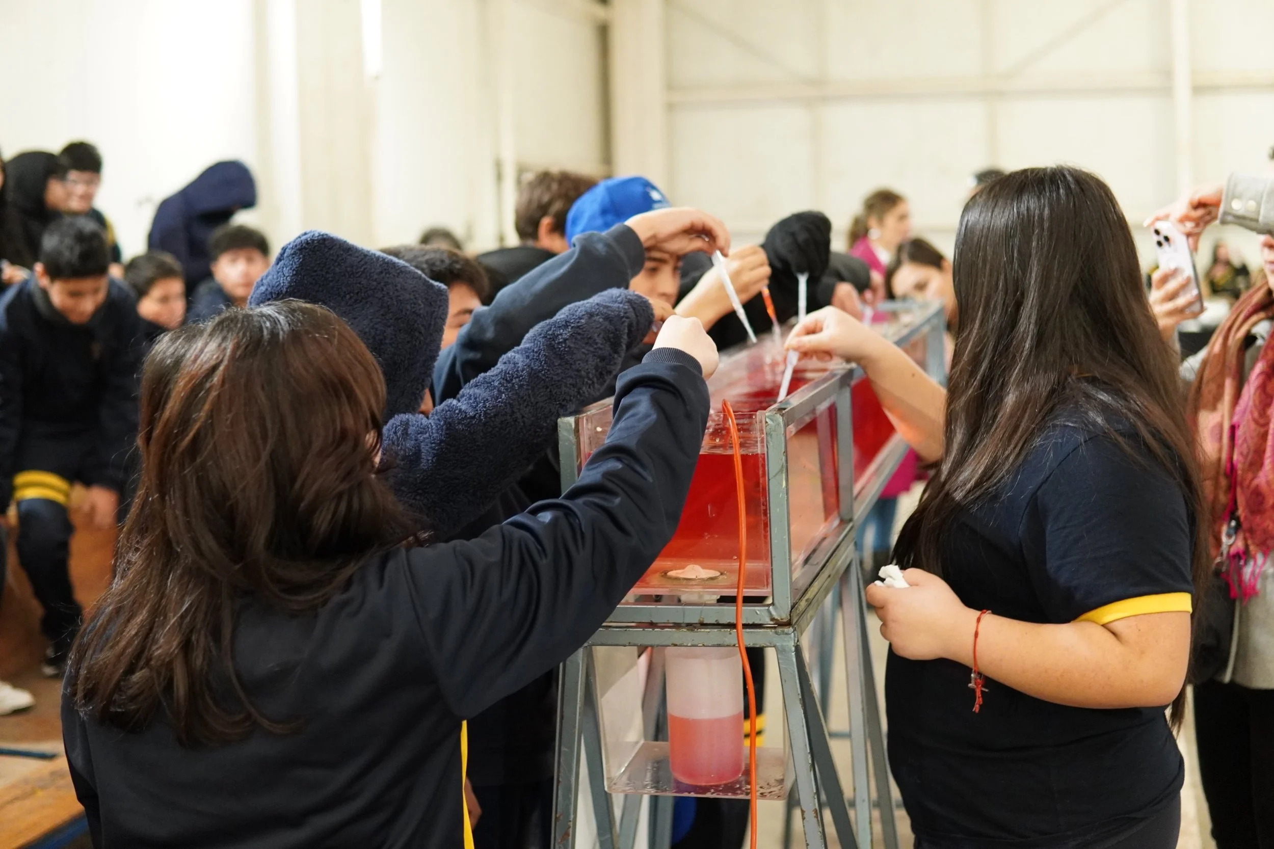 Escolares de Puchuncaví y Quintero analizan la dinámica de fluidos y desalinización a través de experimentos prácticos