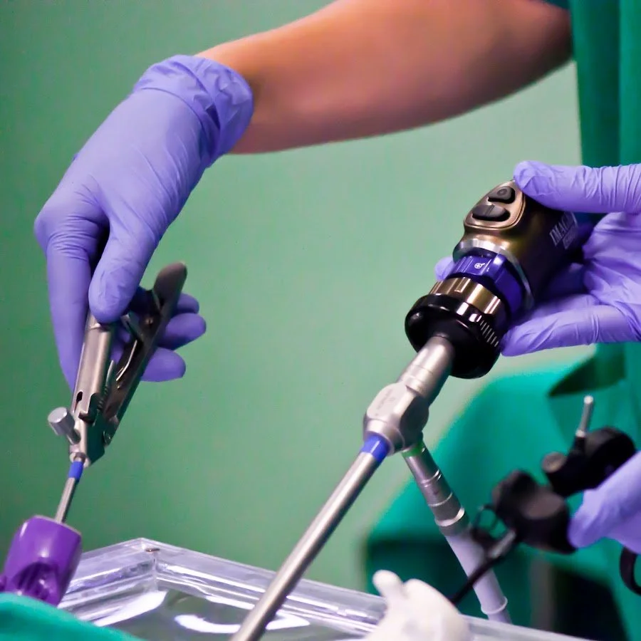 Dr. Alberto Andrade Trejo, especialista en embarazo de alto riesgo en Querétaro, revisando ultrasonido obstétrico en consultorio