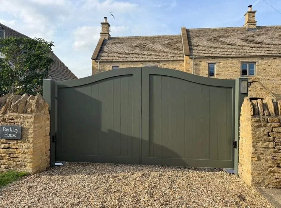 Burford On Back Of Posts.jpg