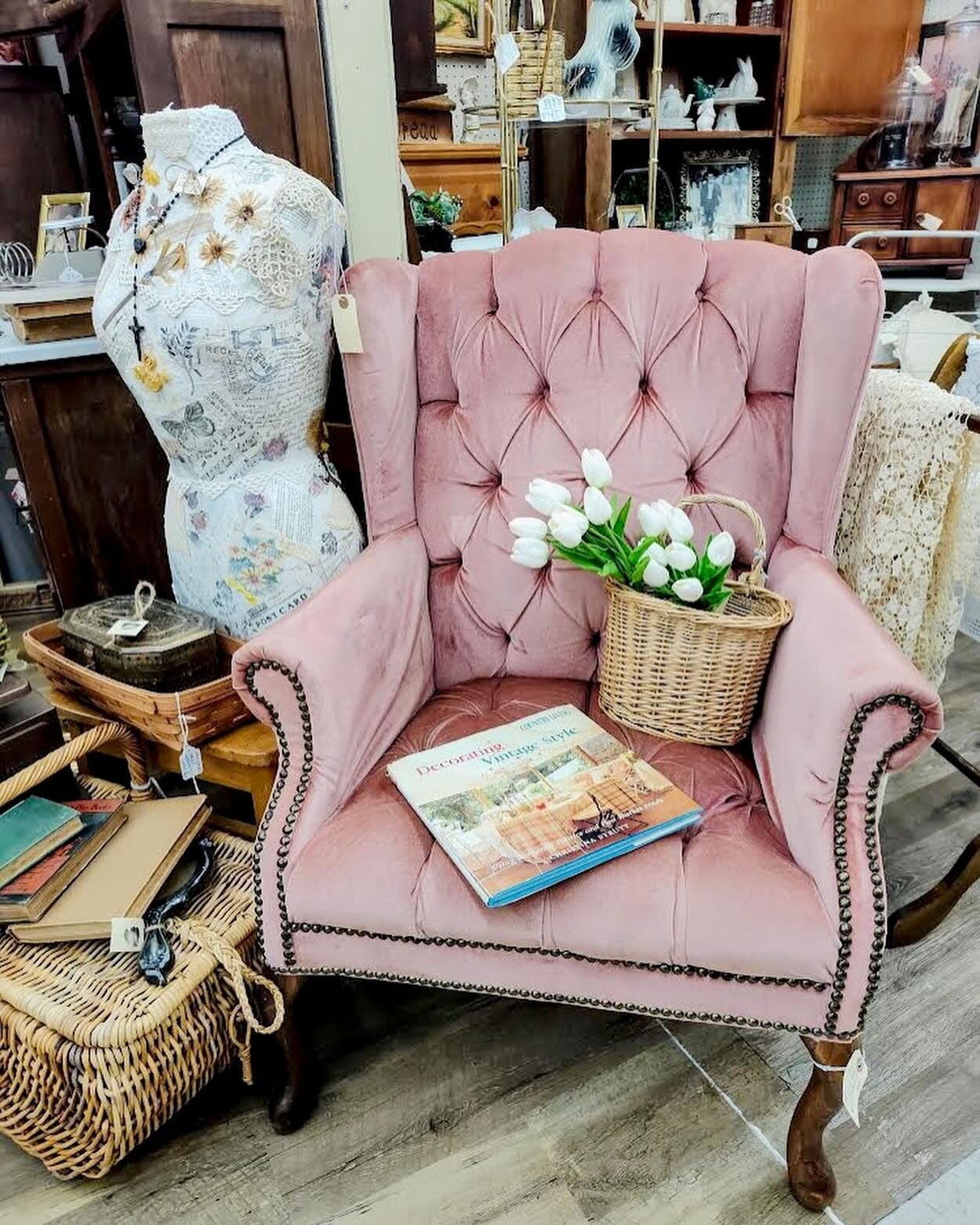 💗 Buford is PRETTY IN PINK and here to kick off this week&rsquo;s theme of&hellip;.🌸 COLORS 👑

Check out our Stories + meet up with Kristyn from @overtherainbowvintage in strolling around Buford this rainy afternoon!

Swipe to see all the pretty p