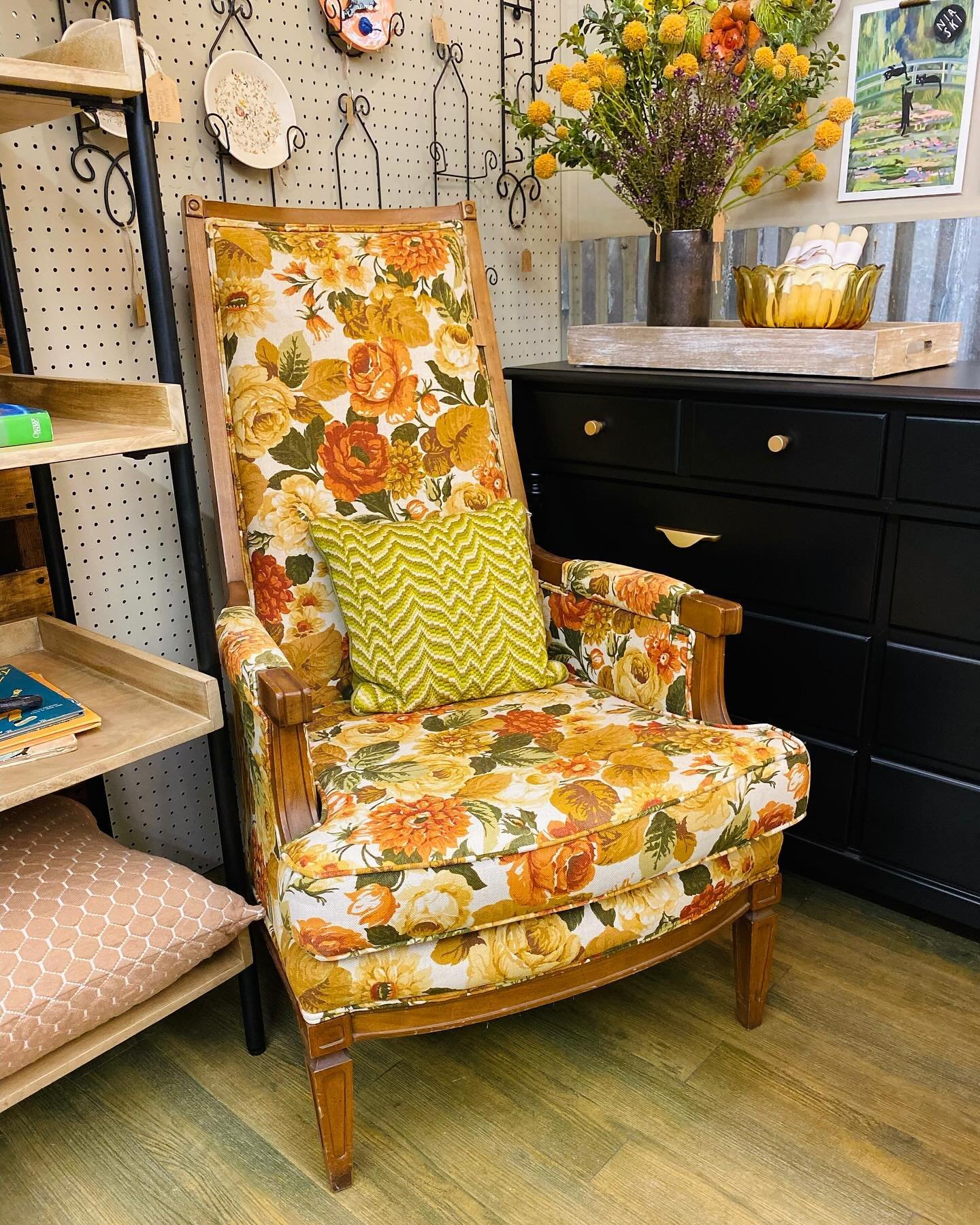 🤪 A little chair humor for you this Friday&hellip;. What is a chair&rsquo;s least favorite song???
👇🏼

&ldquo;Stand By Me.&rdquo; 😆

Marietta is here to close out our week strong with some gorgeous chairs that will steal your heart!

Dealer codes