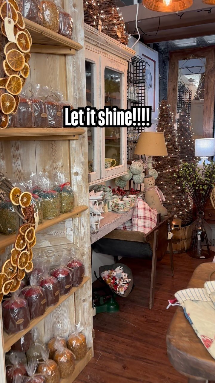 Maximalism or minimalism?
Modern or vintage?
Color-happy or neutral lover??
Maybe somewhere in between?
The important thing is, your holiday decorations should make YOU feel joy! We know there are a thousand influencers telling you how to deco