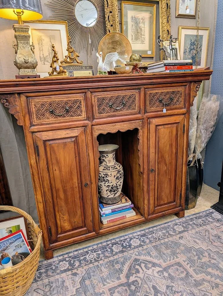 ✨As we pack away the Christmas magic, the need for BEAUTIFUL + FUNCTIONAL STORAGE is officially in season! This week at The Queen, we&rsquo;re spotlighting unique storage pieces that work hard and look good doing it!!

Living things off with BUFORD t