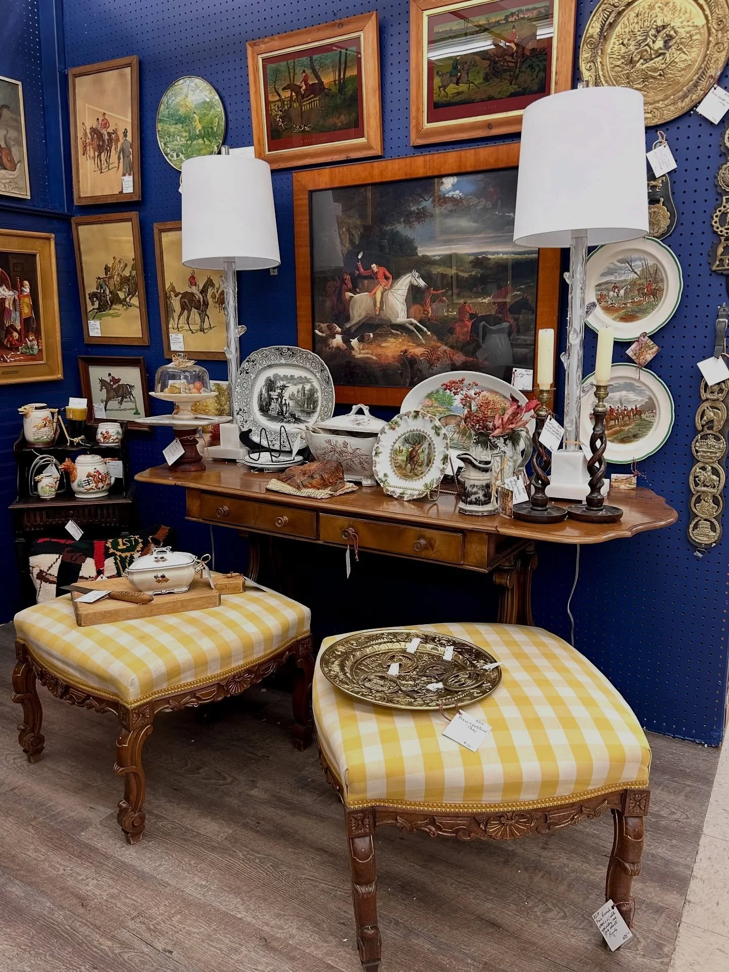 Tonight in ALPHARETTA, we&rsquo;re leaning into timeless Ralph Lauren style&hellip; rich equestrian details, heirloom inspired antiques, and warm Americana touches that make a home feel layered and lived in. Think leather, brass, wood tones, and piec