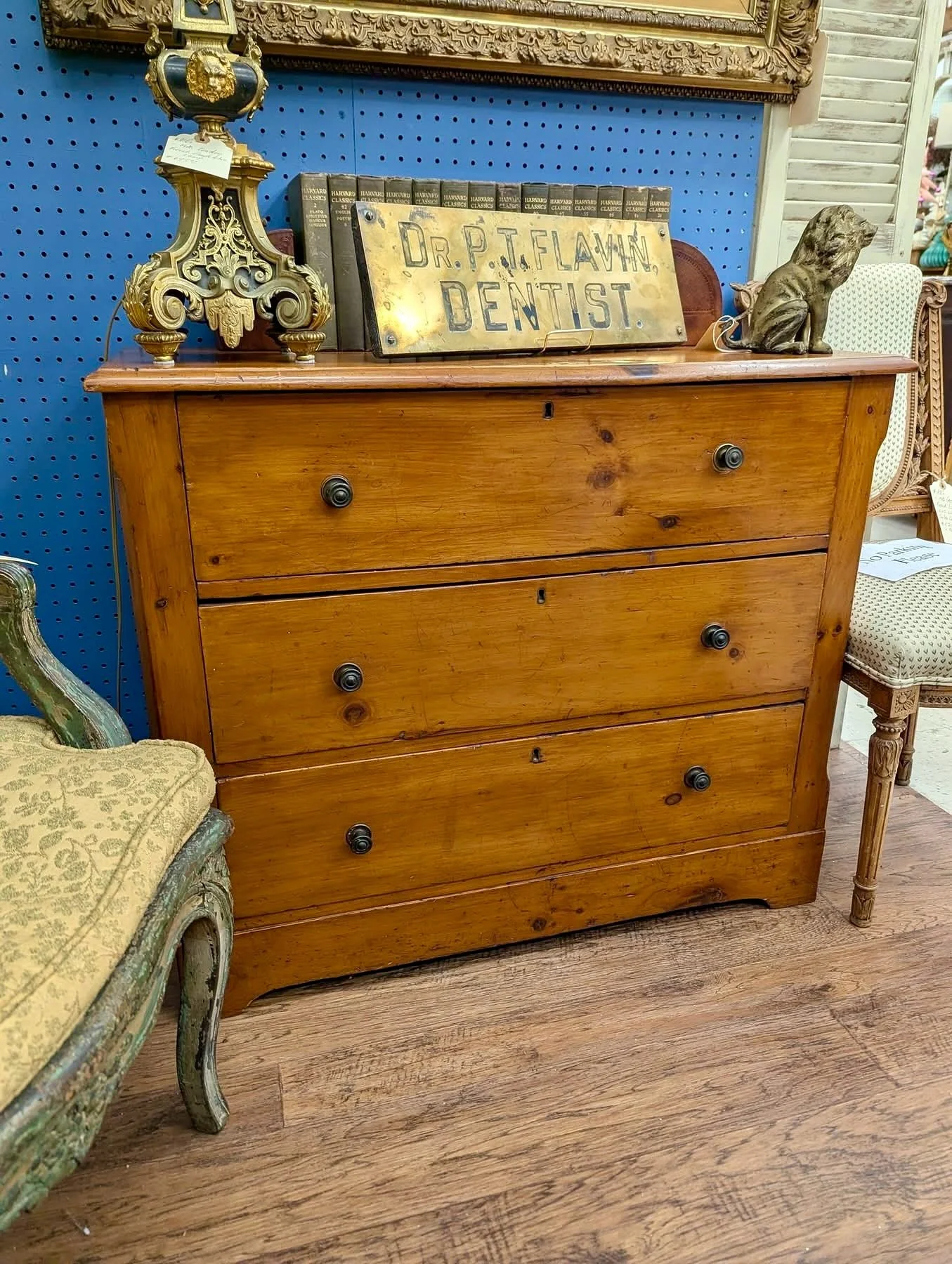 ❤️ It&rsquo;s Dealer&rsquo;s Choice Night! 📣 Your weekly first look at some of the newest, best, and most swoon worthy finds at The Queen 👑 January 29, 2026

✨ What is Dealer&rsquo;s Choice? ⬇️
It&rsquo;s our weekly digital catalog featuring hand p