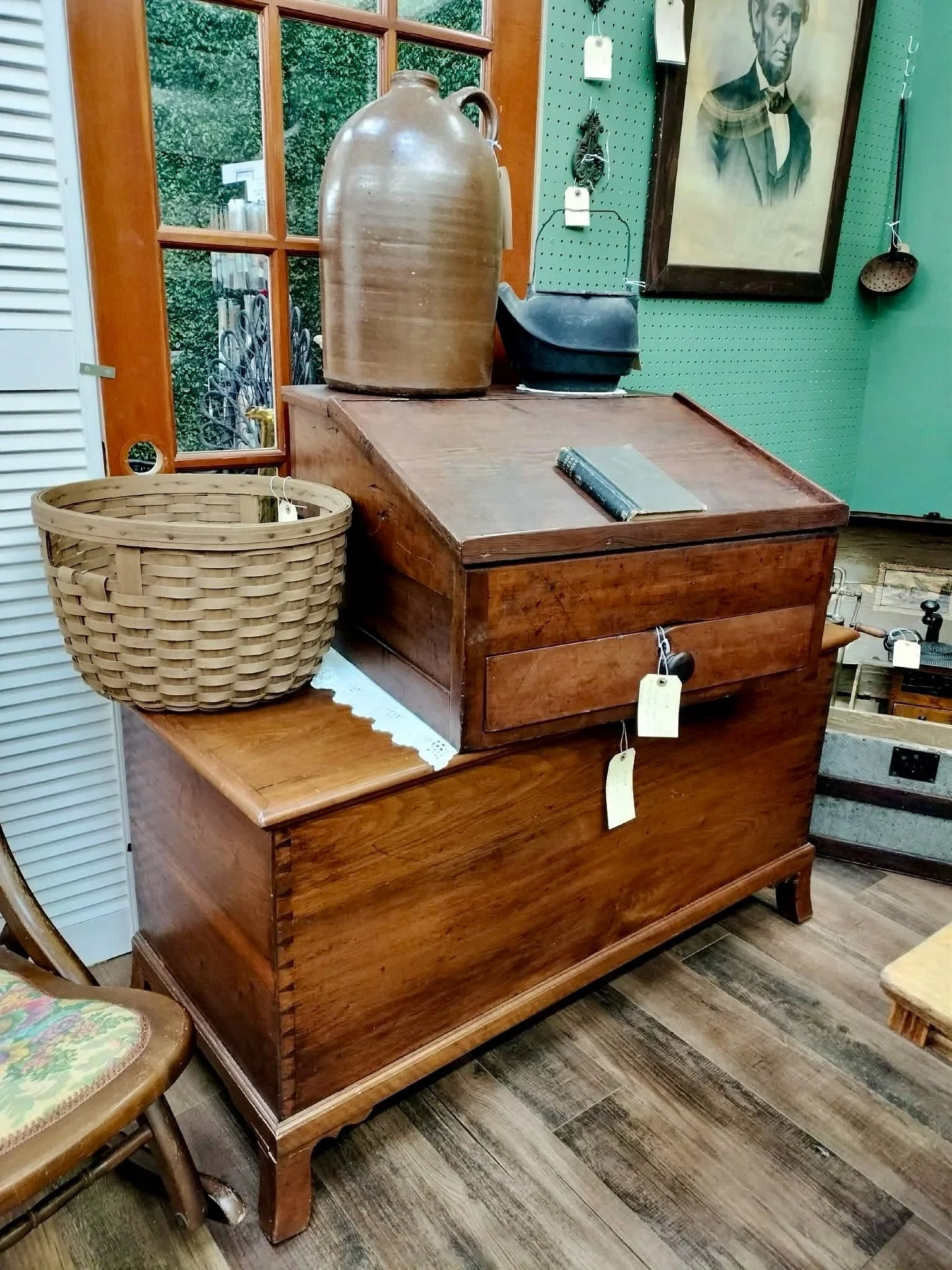 ❤️ It&rsquo;s Dealer&rsquo;s Choice Night! 📣 Your weekly first look at some of the newest, best, and most swoon worthy finds at The Queen 👑 February 5, 2026

✨ What is Dealer&rsquo;s Choice? ⬇️
It&rsquo;s our weekly digital catalog featuring hand p