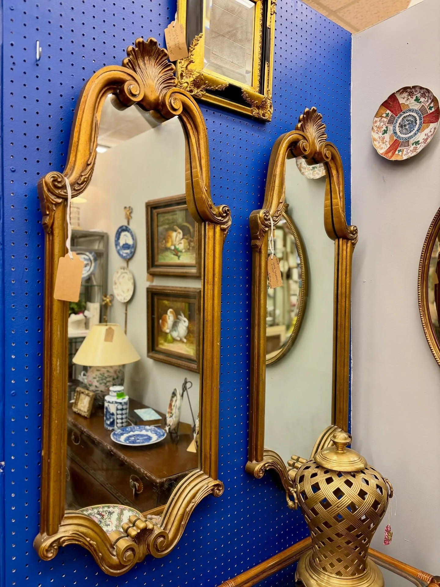 Marietta understood the assignment 😍💘 This week we&rsquo;re celebrating the magic of pairs ✨

Double mirrors to reflect all that beauty.
Chairs that were meant to sit side by side.
Ginger jars bringing balanced, timeless charm.
Artwork that just hi