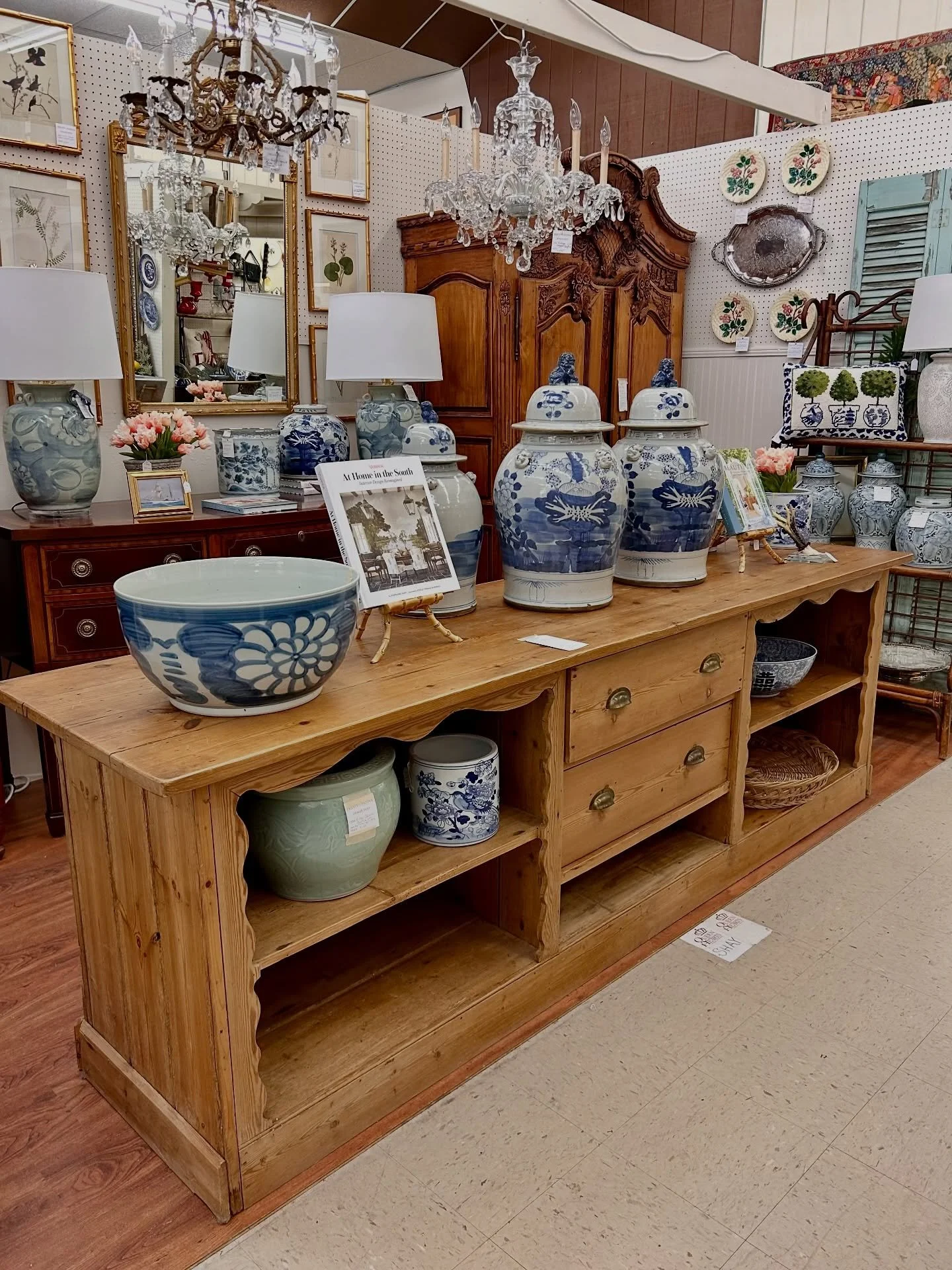 ALPHARETTA, IT&rsquo;S YOUR TURN 👀✨It&rsquo;s Statement Piece Week at the Queen and tonight we&rsquo;re bringing the BIG energy to Alpharetta.

These aren&rsquo;t filler pieces. These are the anchor the room, design around it, everyone stops and sta