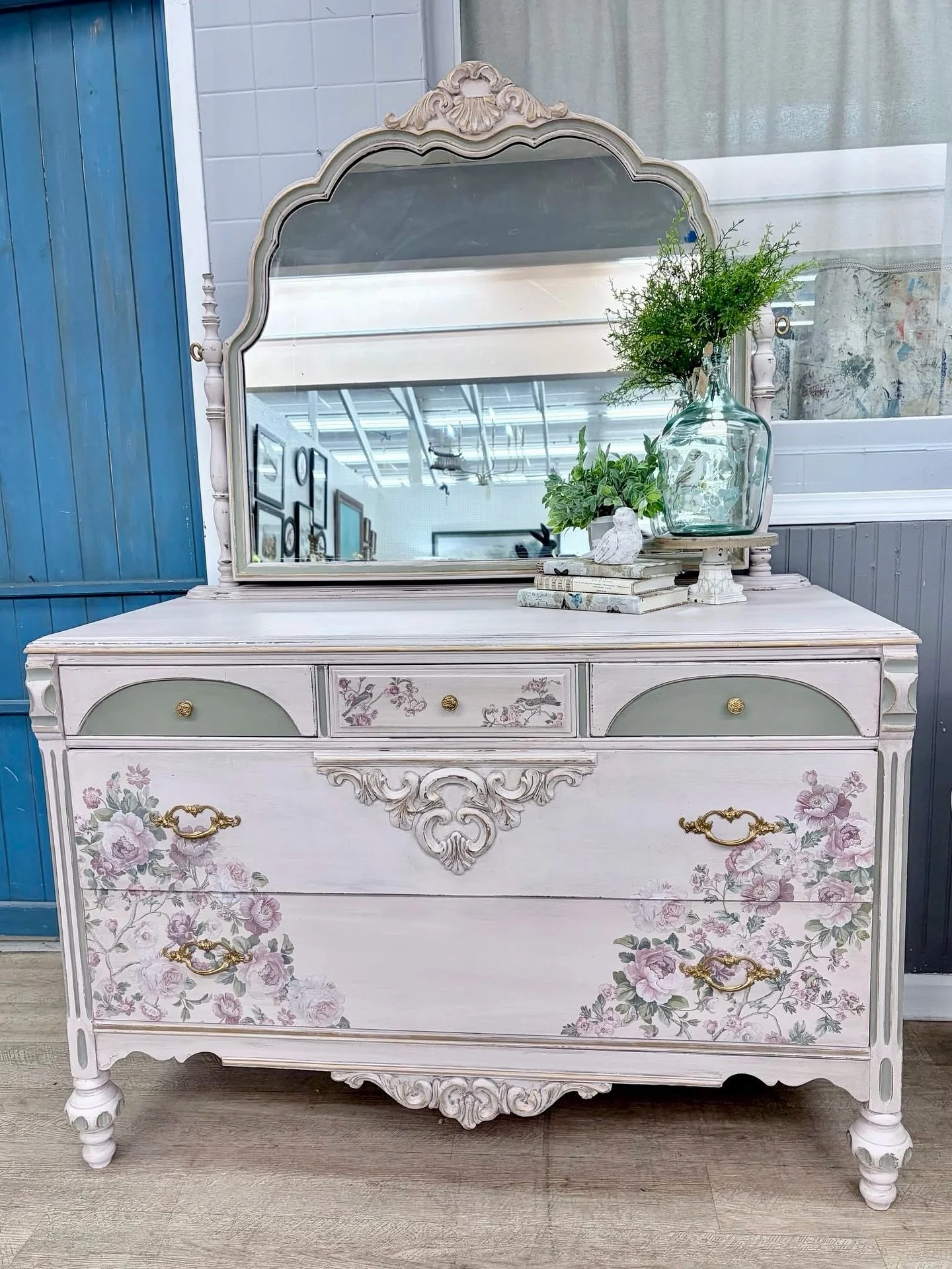 ❤️ It&rsquo;s Dealer&rsquo;s Choice Night! 📣 Your weekly first look at some of the newest, best, and most swoon worthy finds at The Queen 👑 February 12, 2026

✨ What is Dealer&rsquo;s Choice? ⬇️
It&rsquo;s our weekly digital catalog featuring hand 