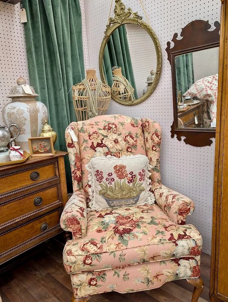 💕VICTORIAN ROMANCE VIBES💕 this week to continue with the month of love&hellip; 💌✨

Think carved wood, moody florals fabrics, ornate mirrors, soft, golden lamplight, and pieces that feel like they&rsquo;ve lived a thousand love stories.

BUFORD sta