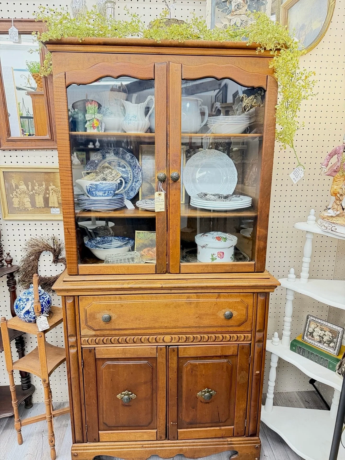 ❤️ It&rsquo;s Dealer&rsquo;s Choice Night! 📣 Your weekly first look at some of the newest, best, and most swoon worthy finds at The Queen 👑 March 16, 2026

✨ What is Dealer&rsquo;s Choice? ⬇️
It&rsquo;s our weekly digital catalog featuring hand pic