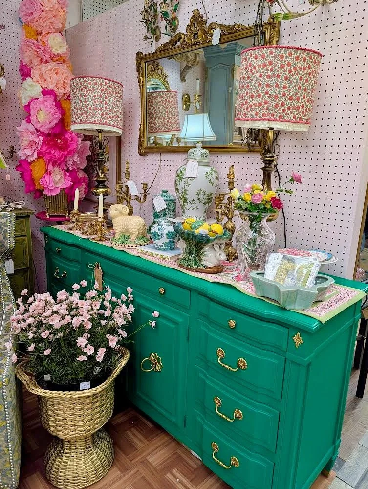 This week we&rsquo;re bringing a little luck of the Irish with our GOLD AND BRASS THEME 💚 Swipe to see some St. Patrick&rsquo;s Day magic from our BUFORD location to kick us off! 🍀

Think glowing gold mirrors, rich green painted furniture with drea