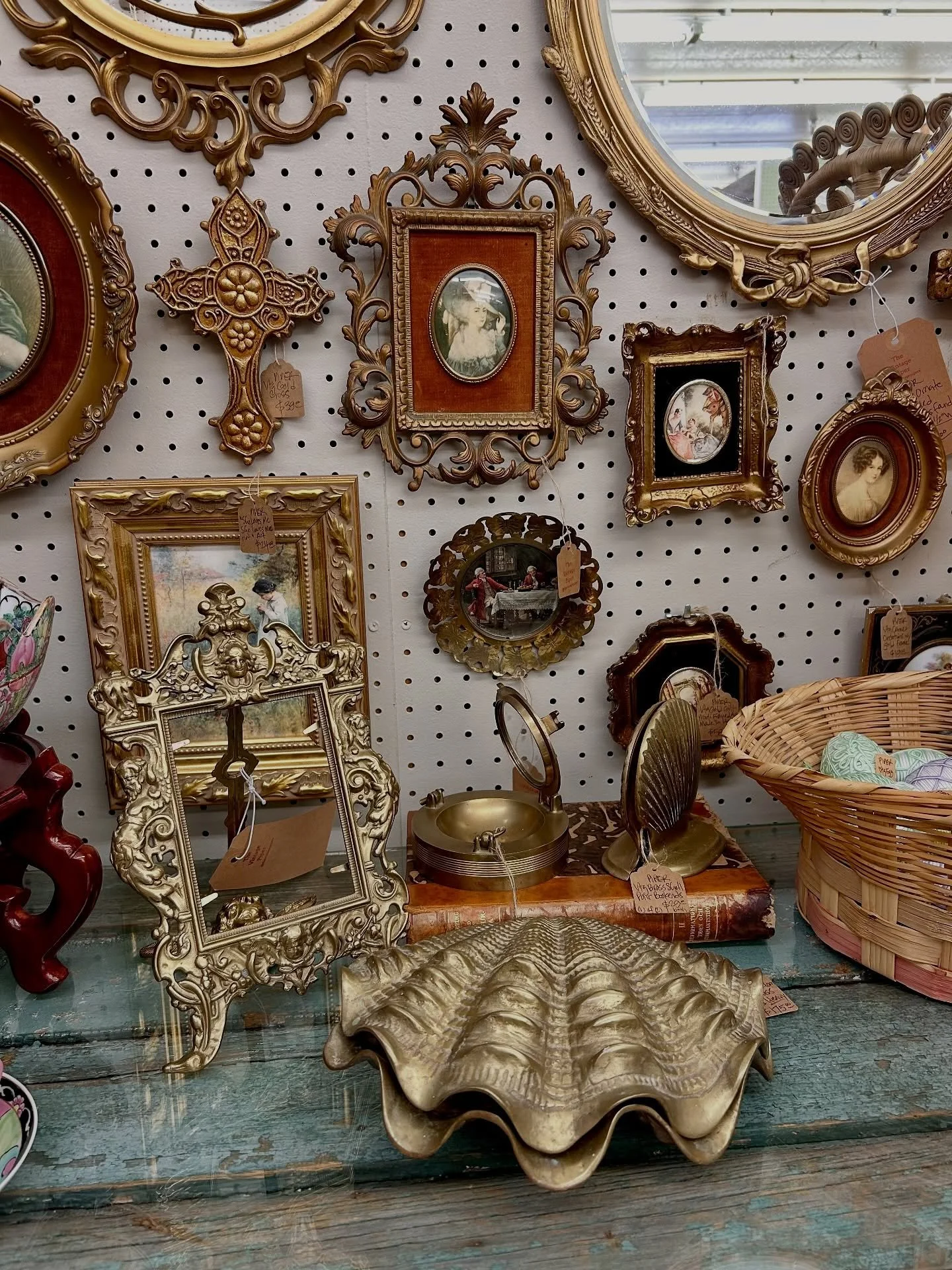 Follow the rainbow straight to our ALPHARETTA location tonight 🌈🍀

We&rsquo;re shining bright with gold framed art, ornate gold mirrors, and stunning candelabras that feel like true treasure finds 🤩

Every corner is filled with that golden glow&he