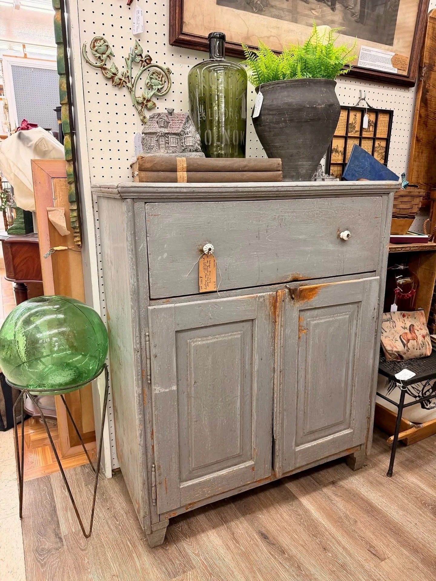 ❤️ It&rsquo;s Dealer&rsquo;s Choice Night! 📣 Your weekly first look at some of the newest, best, and most swoon worthy finds at The Queen 👑 March 26, 2026

✨ What is Dealer&rsquo;s Choice? ⬇️
It&rsquo;s our weekly digital catalog featuring hand pic