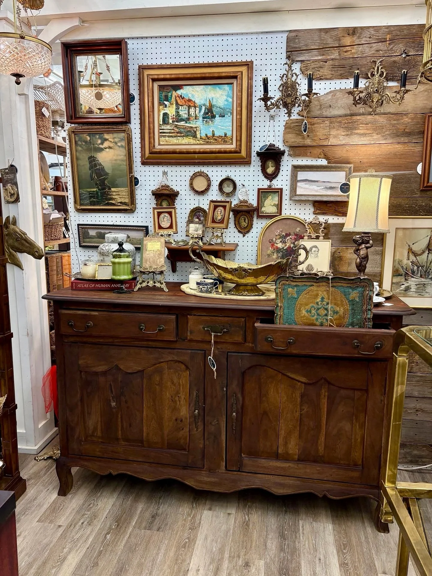 ❤️ It&rsquo;s Dealer&rsquo;s Choice Night! 📣 Your weekly first look at some of the newest, best, and most swoon worthy finds at The Queen 👑 March 30, 2026

✨ What is Dealer&rsquo;s Choice? ⬇️
It&rsquo;s our weekly digital catalog featuring hand pic