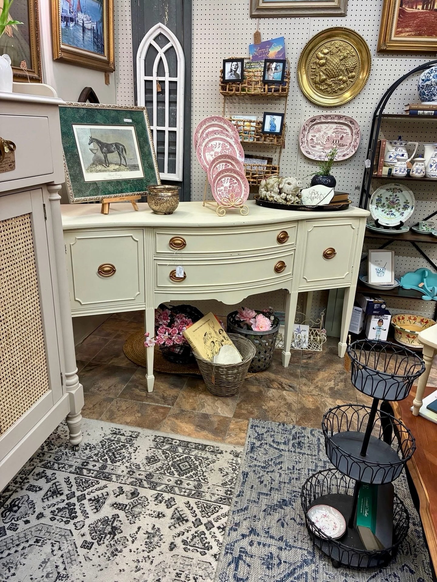 ❤️ It&rsquo;s Dealer&rsquo;s Choice Night! 📣 Your weekly first look at some of the newest, best, and most swoon worthy finds at The Queen 👑 April 16, 2026

✨ What is Dealer&rsquo;s Choice? ⬇️
It&rsquo;s our weekly digital catalog featuring hand pic