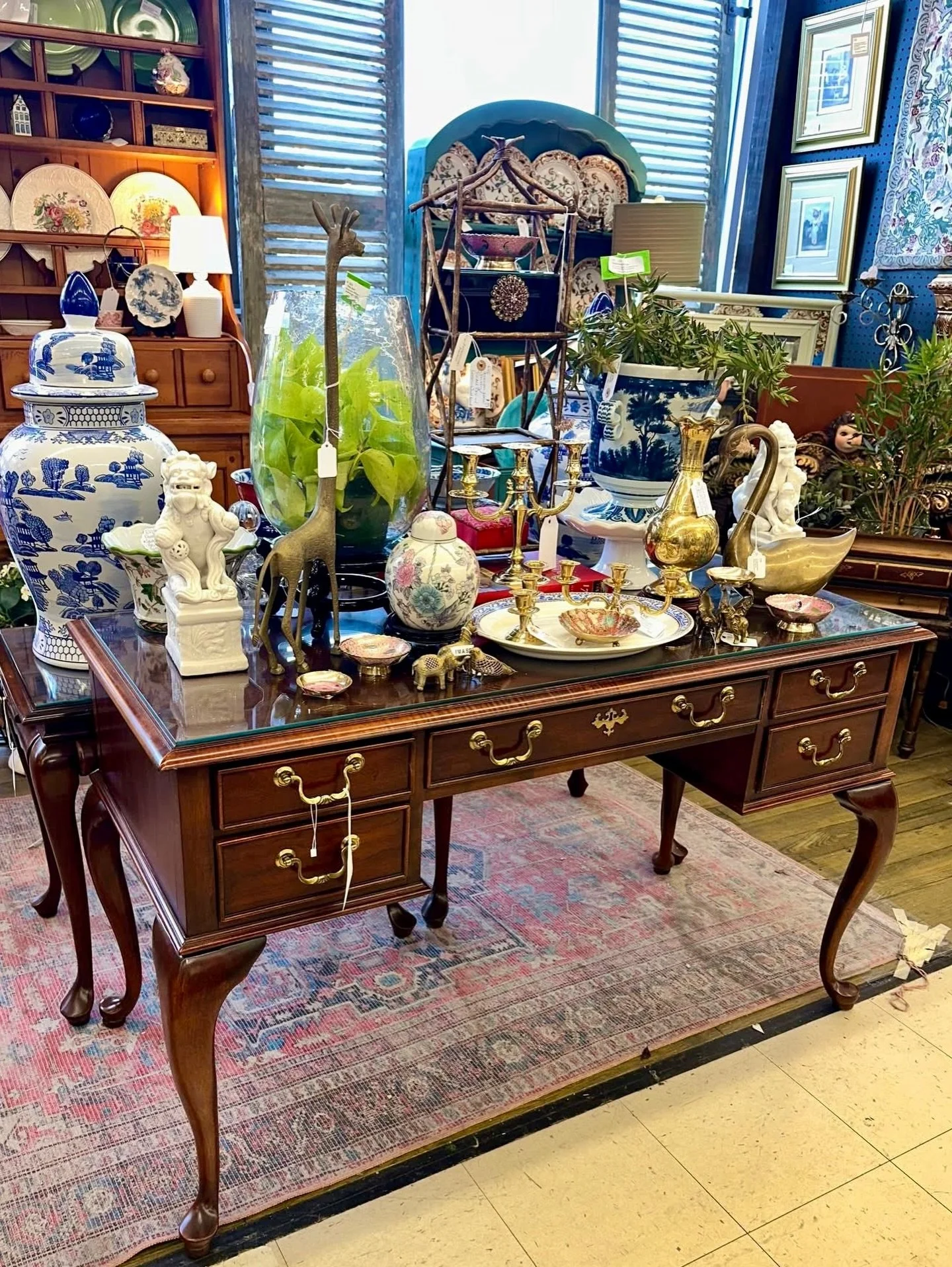 ❤️ It&rsquo;s Dealer&rsquo;s Choice Night! 📣 Your weekly first look at some of the newest, best, and most swoon worthy finds at The Queen 👑 April 20, 2026

✨ What is Dealer&rsquo;s Choice? ⬇️
It&rsquo;s our weekly digital catalog featuring hand pic