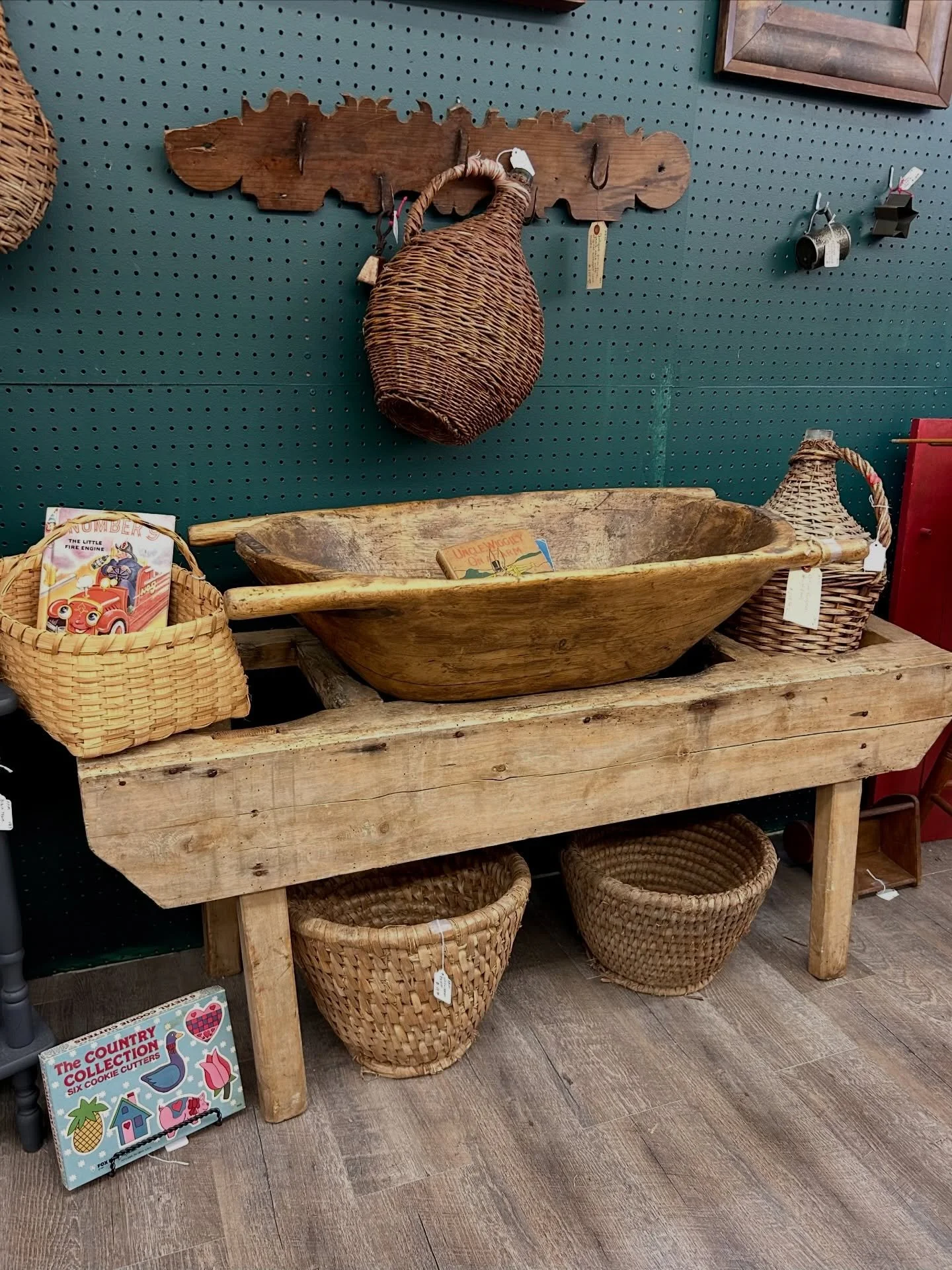 Alpharetta, this one&rsquo;s for you 🤎 We&rsquo;re leaning into all things natural with timeless textures and organic charm. Things like wicker furniture, hand carved dough bowls, rattan details, and pieces that bring warmth and character into every