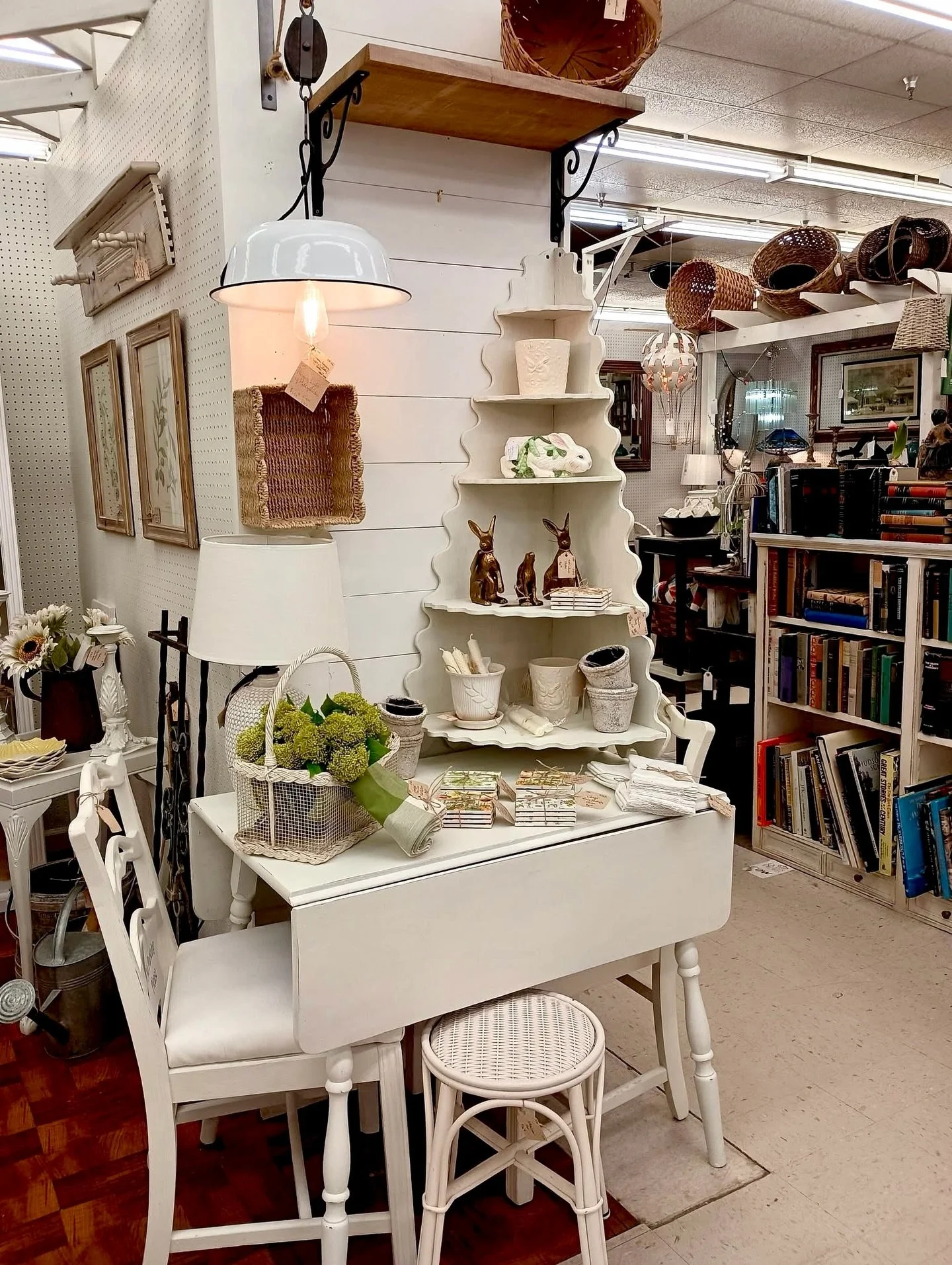 ❤️ It&rsquo;s Dealer&rsquo;s Choice Night! 📣 Your weekly first look at some of the newest, best, and most swoon worthy finds at The Queen 👑 April 27, 2026

✨ What is Dealer&rsquo;s Choice? ⬇️
It&rsquo;s our weekly digital catalog featuring hand pic