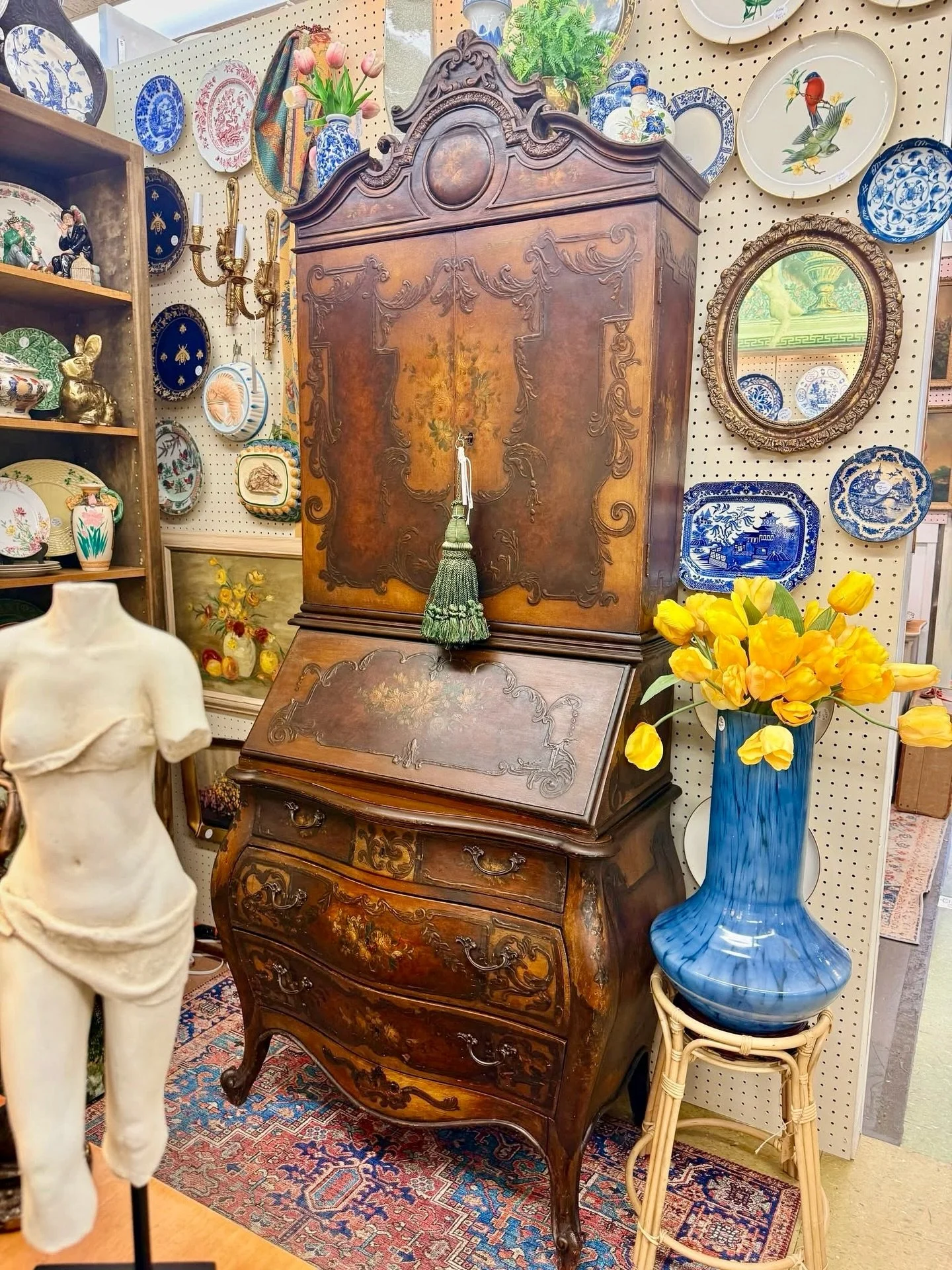 ❤️ It&rsquo;s Dealer&rsquo;s Choice Night! 📣 Your weekly first look at some of the newest, best, and most swoon worthy finds at The Queen 👑 April 30, 2026

✨ What is Dealer&rsquo;s Choice? ⬇️
It&rsquo;s our weekly digital catalog featuring hand pic