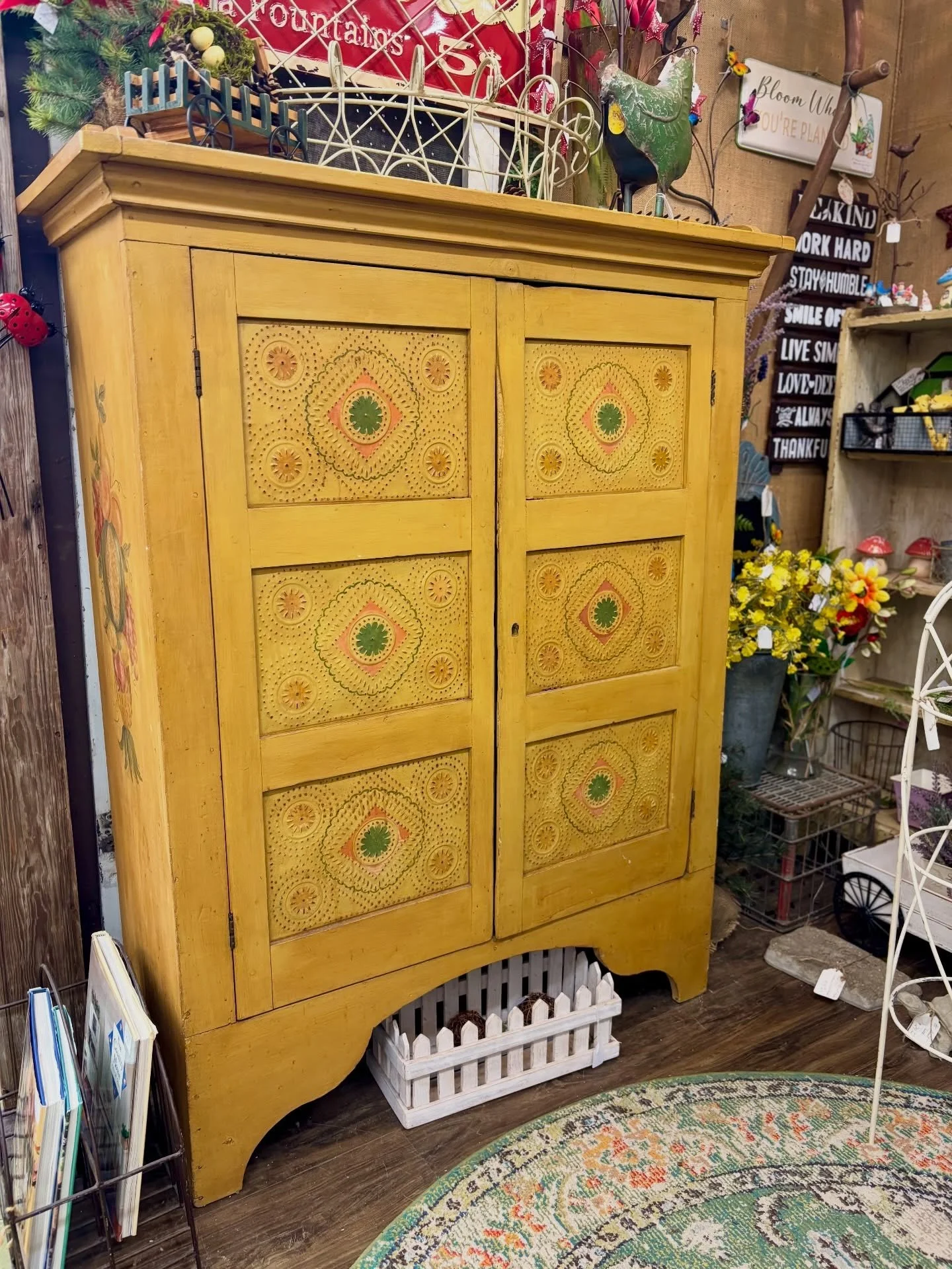MARIETTA is bringing the sunshine tonight 💛

This week&rsquo;s color feature has landed us on yellow, and it&rsquo;s showing up in all the best ways! It&rsquo;s cheerful, a little unexpected, and guaranteed to catch your eye.

Contact Marietta at 67