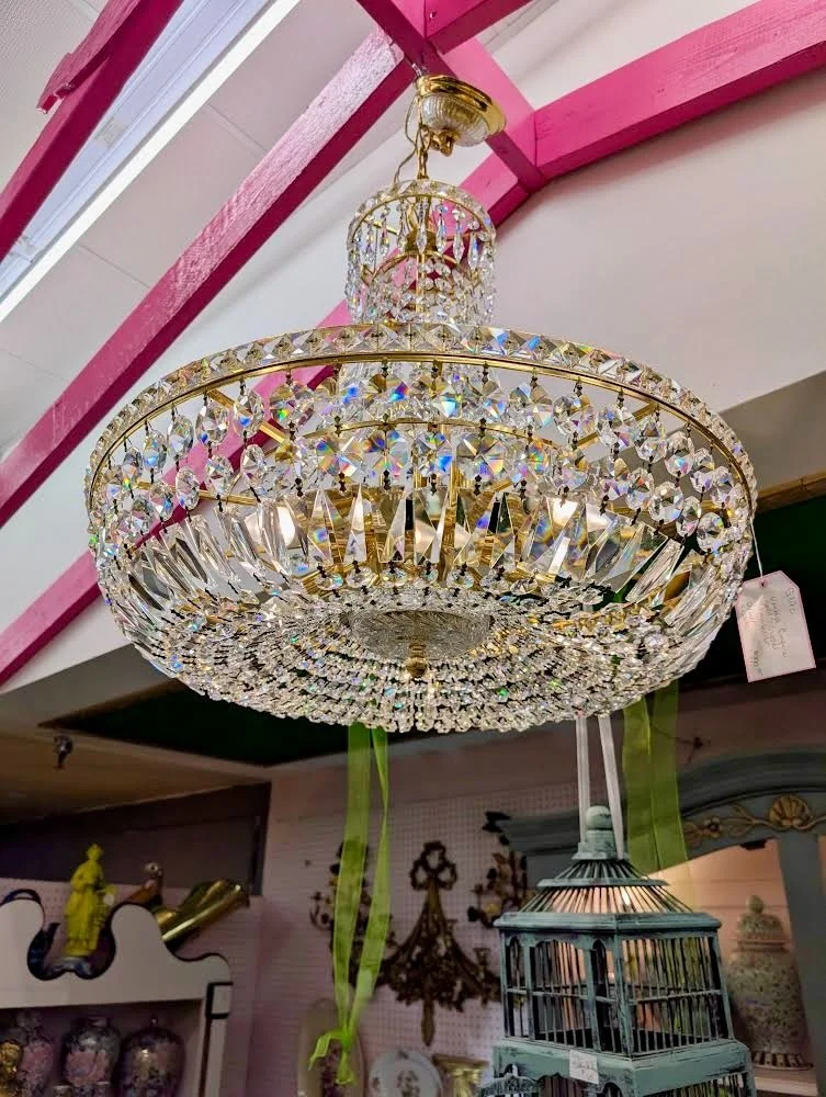 If you love bold, elegant, and a touch over the top&hellip; this week is for you!! 👑🤩 Our HOLLYWOOD REGENCY features take center stage this week and we&rsquo;re kicking things off in Buford! 

Think sparkling crystal chandeliers, oversized floral a