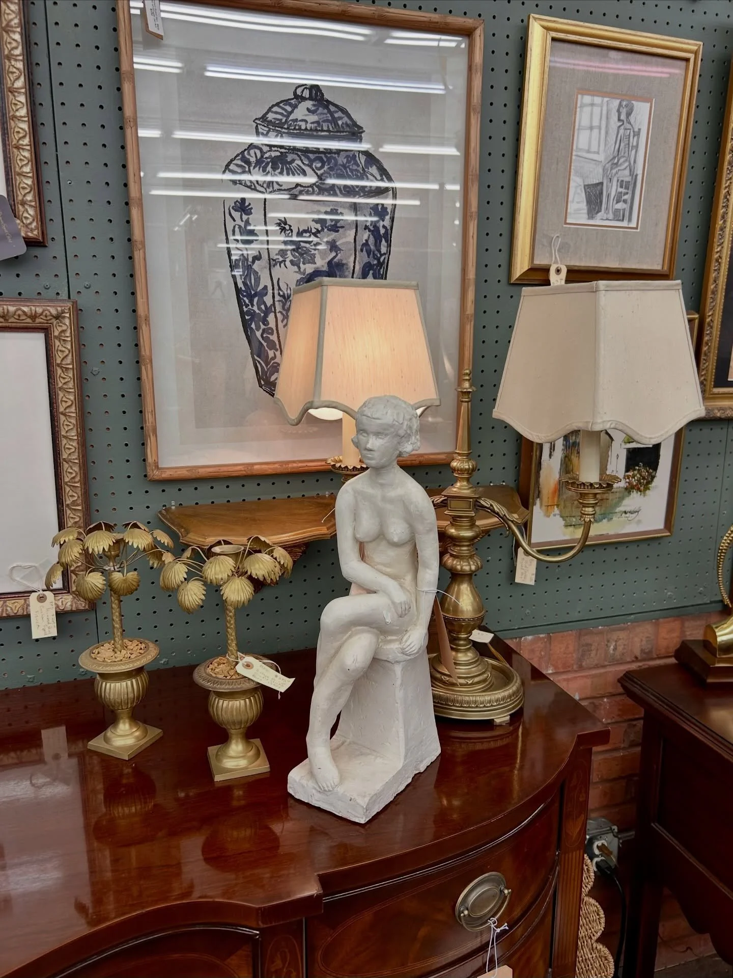 🤩ALPHARETTA&rsquo;S HOLLYWOOD REGENCY🤩 feature is full of rich details, dramatic accents, glamorous lighting, and those unforgettable statement pieces that instantly make a room feel collected and curated!

Because honestly&hellip; every home could