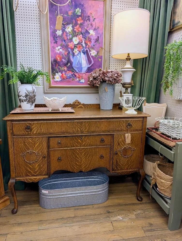 Statement pieces, storage heroes and conversation starters&hellip; this week at Queen of Hearts Antiques &amp; Interiors￼ it&rsquo;s all about CONSOLES, baby! 👑🤩

If you love ornate vintage finds or sleek modern silhouettes, BUFORD is filled with c