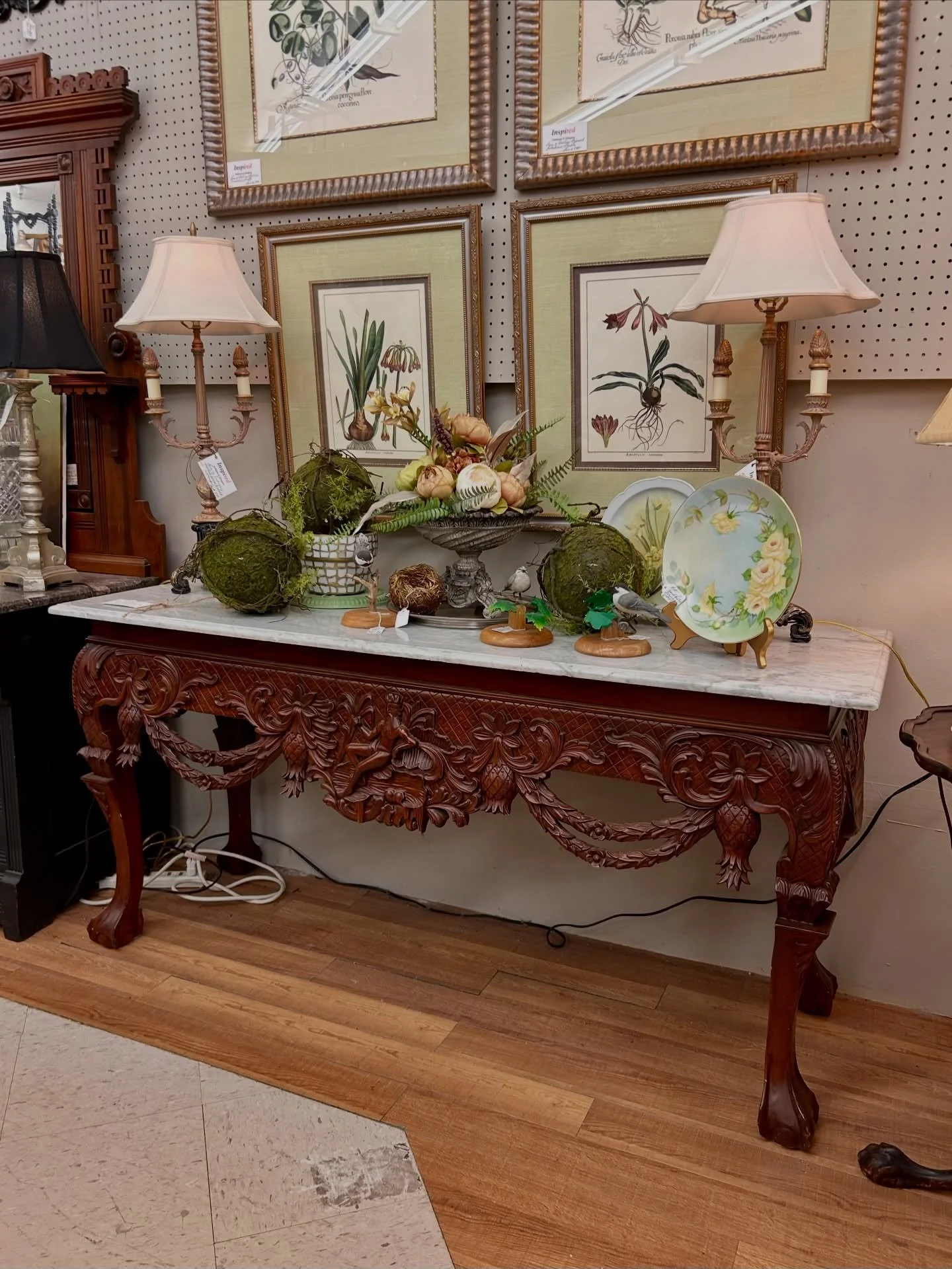 🤩👑 ALPHARETTA is packed with CONSOLE TABLES that bring character to every corner! Perfectly layered with texture, history, charm, and style.

Style one in an entryway with a lamp and vintage art, tuck one behind a sofa, or turn it into the perfect 