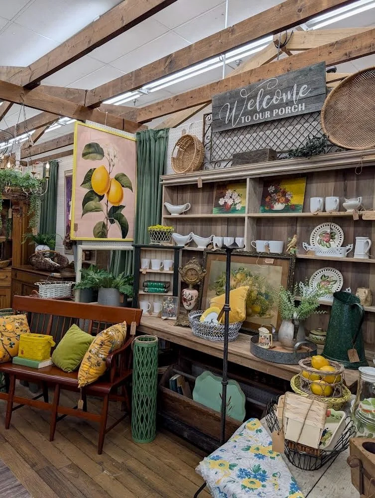 Summer is settling into every corner of the store! Which is why this week SUMMER VIBES take center stage 🌼☀️🇺🇸 

Tonight in BUFORD, we&rsquo;ve got vignettes filled with floral patterns, cheerful pops of yellow, red white &amp; blue tablescapes, b