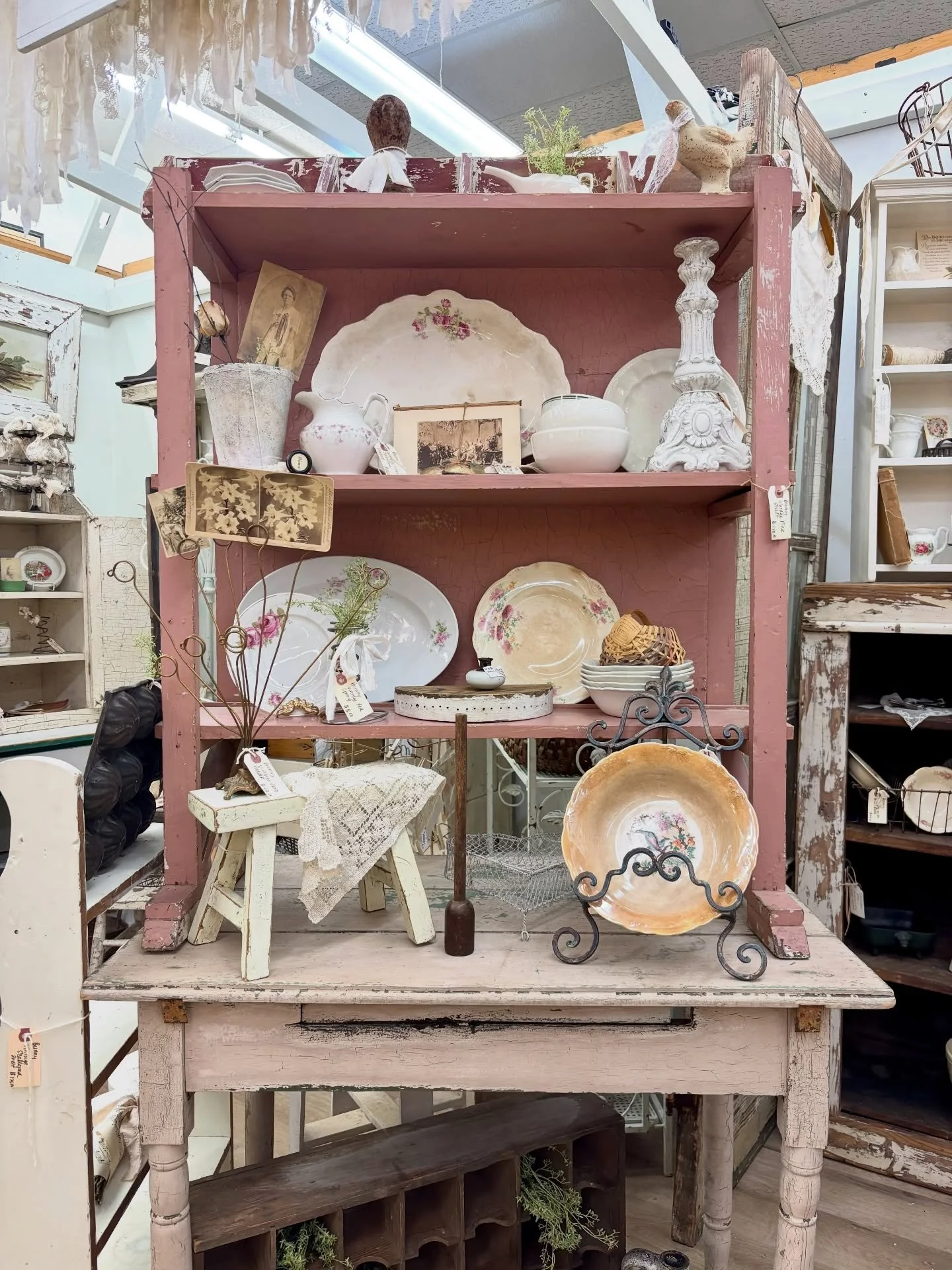 Summer decorating starts with the details, friends ☀️🌸🪴

Tonight in MARIETTA, we&rsquo;re highlighting vignettes full of seasonal charm, from pops of baby pink and sunny yellow accents to cottage inspired finds and outdoor entertaining ideas that m