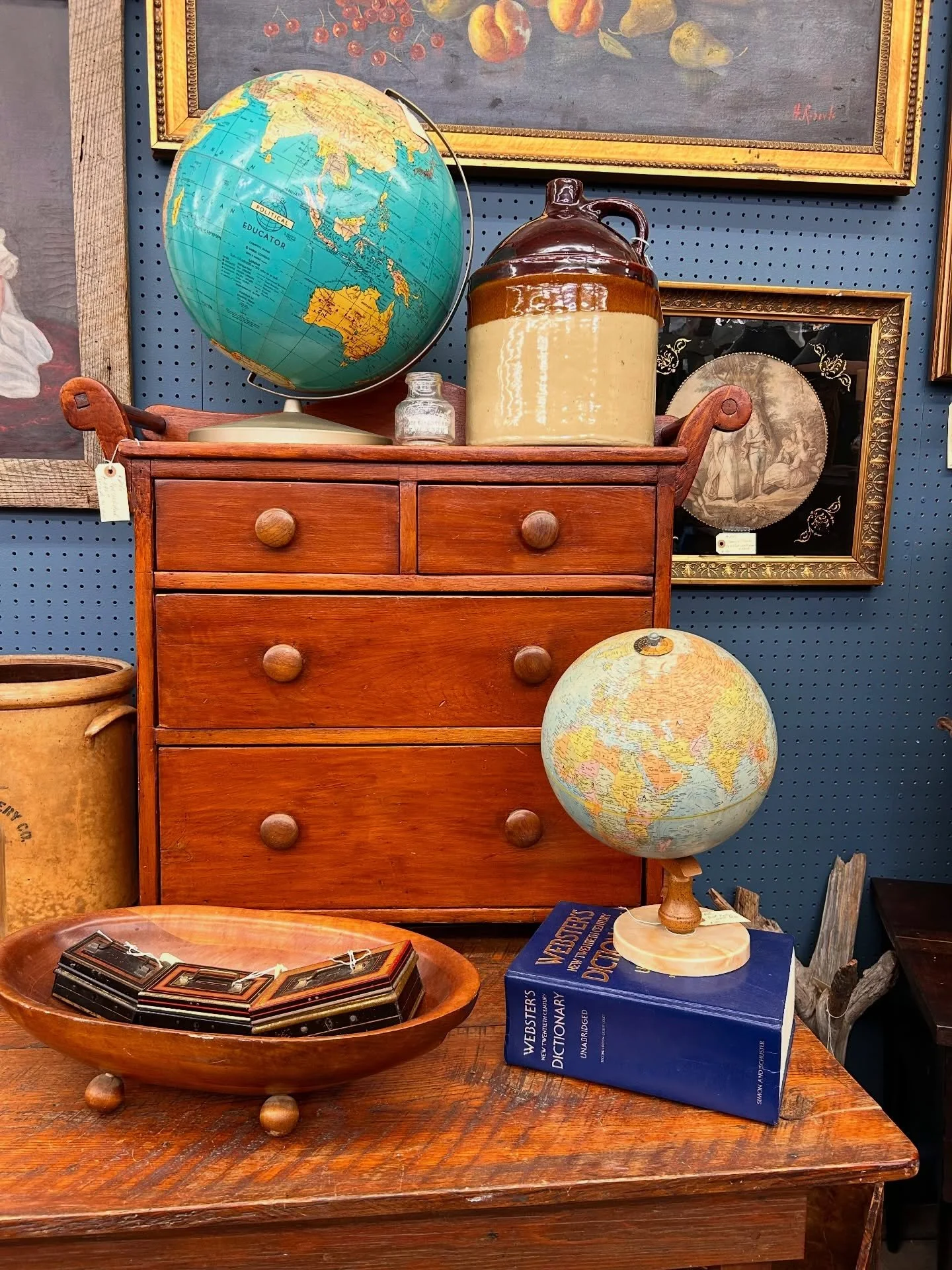 🌎🧳 Who&rsquo;s ready for takeoff? ALPHARETTA&rsquo;S Travel Theme vignette is packed with vintage wanderlust! 👑

Steamer trunks, well traveled suitcases, globes, and collected treasures set the scene for adventure. Contact Alpharetta at 678-297-75