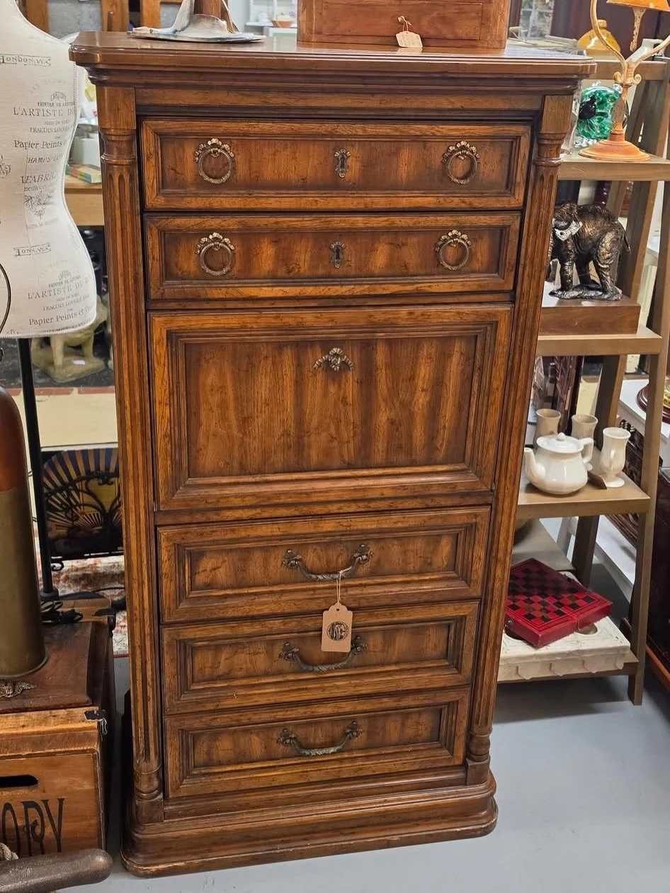 ❤️ It&rsquo;s Dealer&rsquo;s Choice Night! 📣 Your weekly first look at some of the newest, best, and most swoon worthy finds at The Queen 👑 June 4, 2026

✨ What is Dealer&rsquo;s Choice? ⬇️
It&rsquo;s our weekly digital catalog featuring hand picke