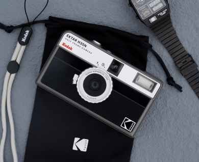 ektar-h35n-half-frame-camera-black-accessories.jpeg