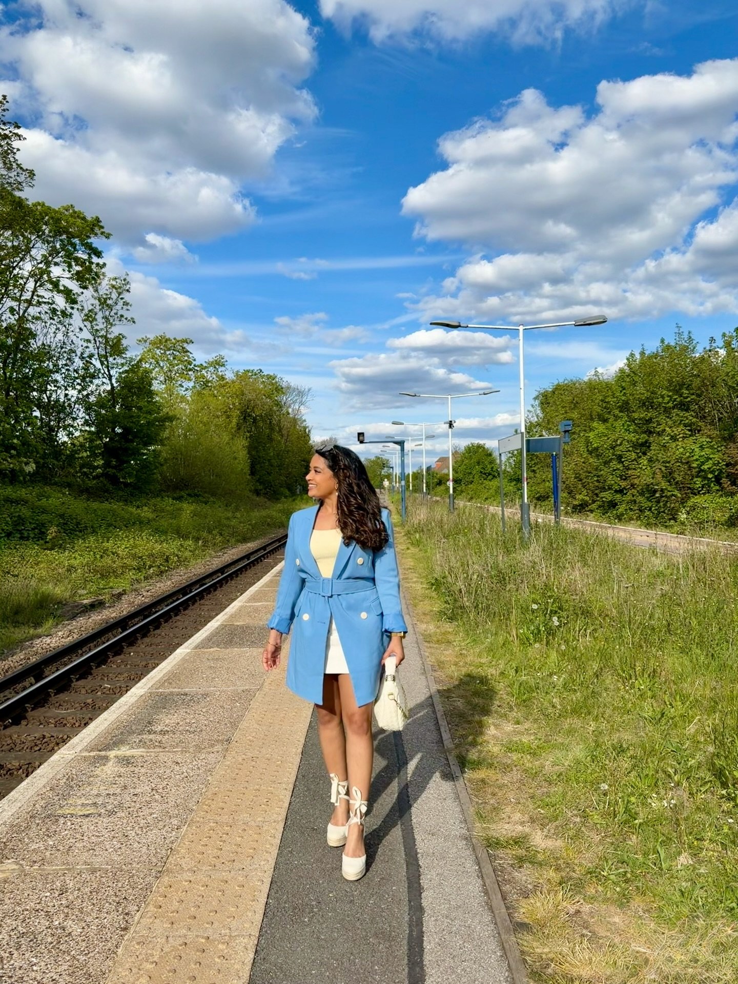Looking away from the noise, leaning into what feels peaceful and calm. 

I guide you to date in a way that feels grounded, joyful, and safe, so your nervous system can finally exhale.

The right relationship does not make you feel anxious and unstea