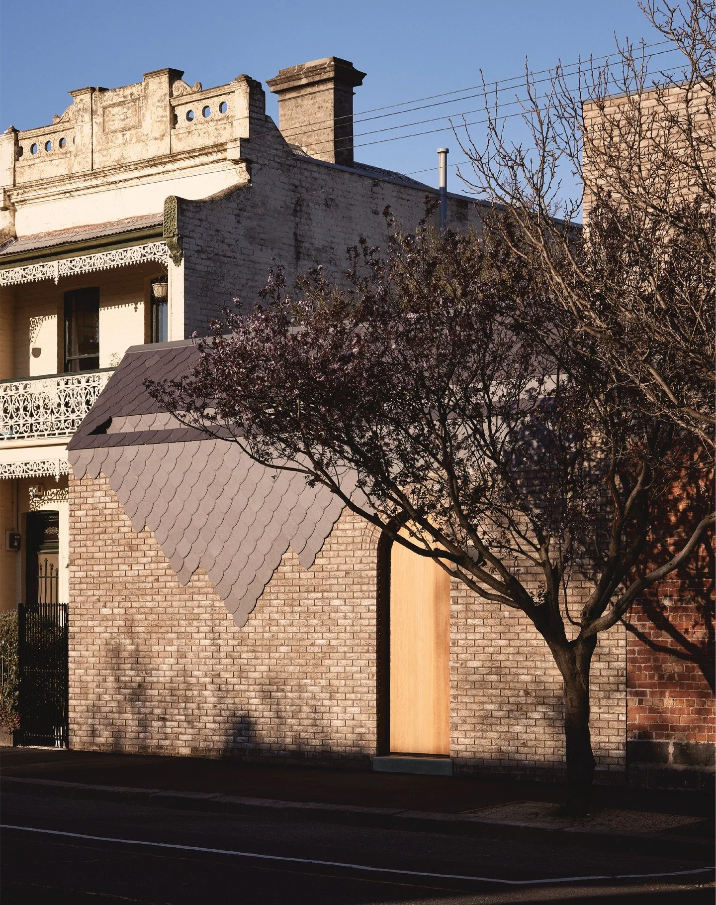 Il Nido House, Carlton North 3/3

Photography by @dylanjamesphoto
Styled by @karenbochnikstylist
Built by @belartebuilding
.
.
.
.
.
.
#melbourne #melbournearchitecture #carlton #architectureaustralia #melbournehomes #australiandesign #architectureph