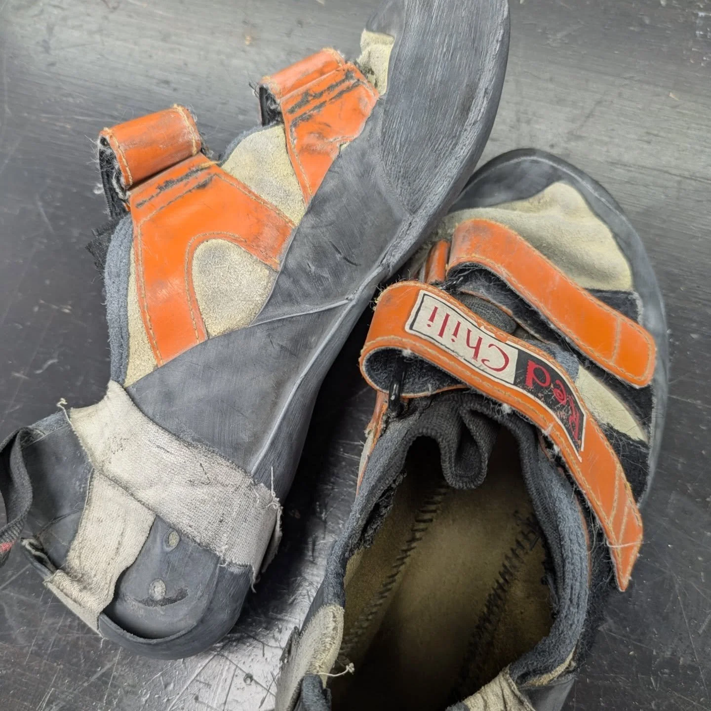 Avant ➡️ Apr&egrave;s

Quand on ne peut pas se s&eacute;parer de ses chaussures pr&eacute;f&eacute;r&eacute;es, on les fait ressemeler pour leur redonner vie. Un remplacement complet de la semelle et de la pointe leur redonne un aspect neuf.

---

Be