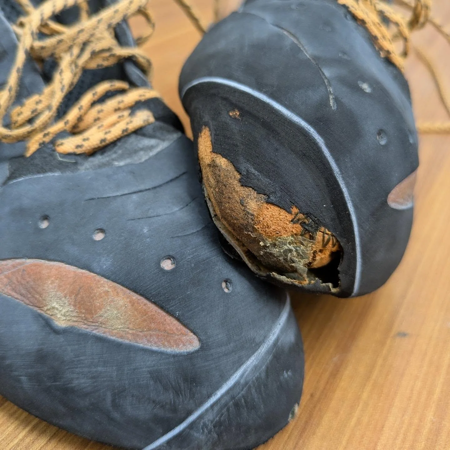 Parfois, des dommages comme ceux-ci se cachent sous les pointes ! Si on ne fait pas attention, les chaussures peuvent devenir s&egrave;ches et le cuir peut craquer. Ces varappes sont un parfait exemple et sont malheureusement irr&eacute;parables.

--