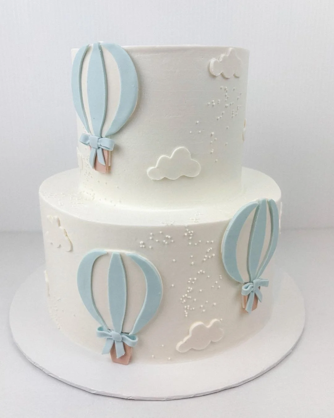 Simple yet beautiful baby shower cake. 🩵