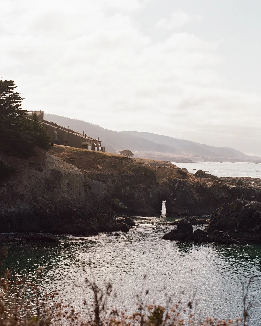 Olivia &amp; Sean&rsquo;s wedding embraced love in its most authentic form, set against the raw beauty and quiet serenity of @thesearanchlodge. Ocean hues, organic textures, and sculptural details blended seamlessly with the dramatic coastline and th