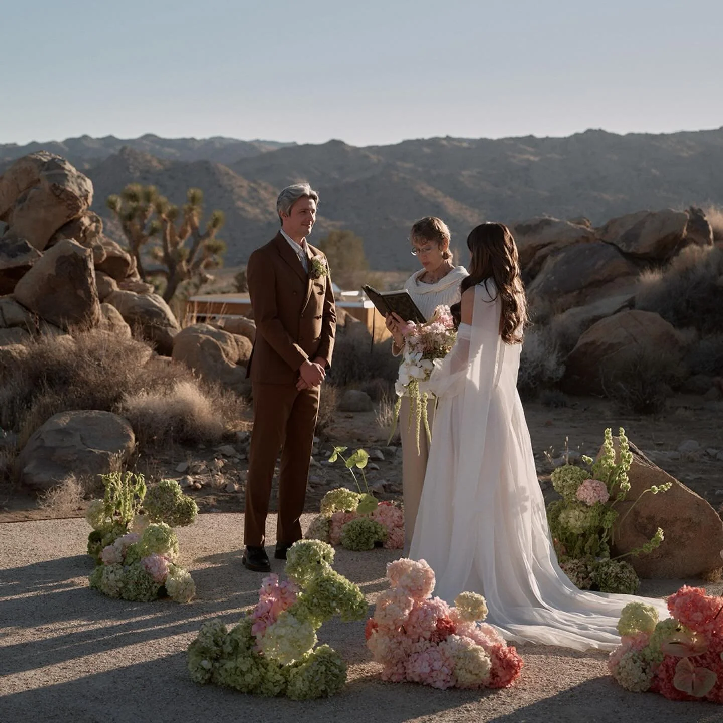 A look at some of our favorite 2025 ceremony designs featuring sculptural deserts, dramatic coastal cliffs, sun-drenched vineyards, and a serene beach. Each design intentionally crafted with organic and raw textures that reflect their natural surroun