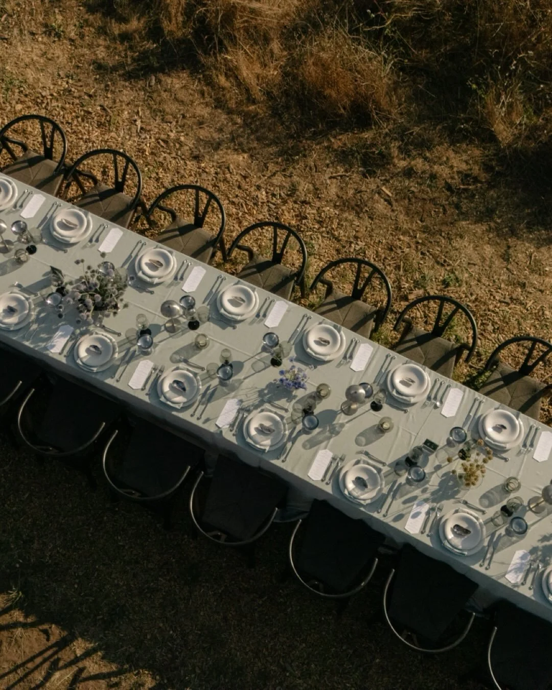 At @thesearanchlodge, the table became the heart of the evening. Surrounded by their closest people, O + S created space for connection, conversation, and a celebration that warm and deeply intentional.