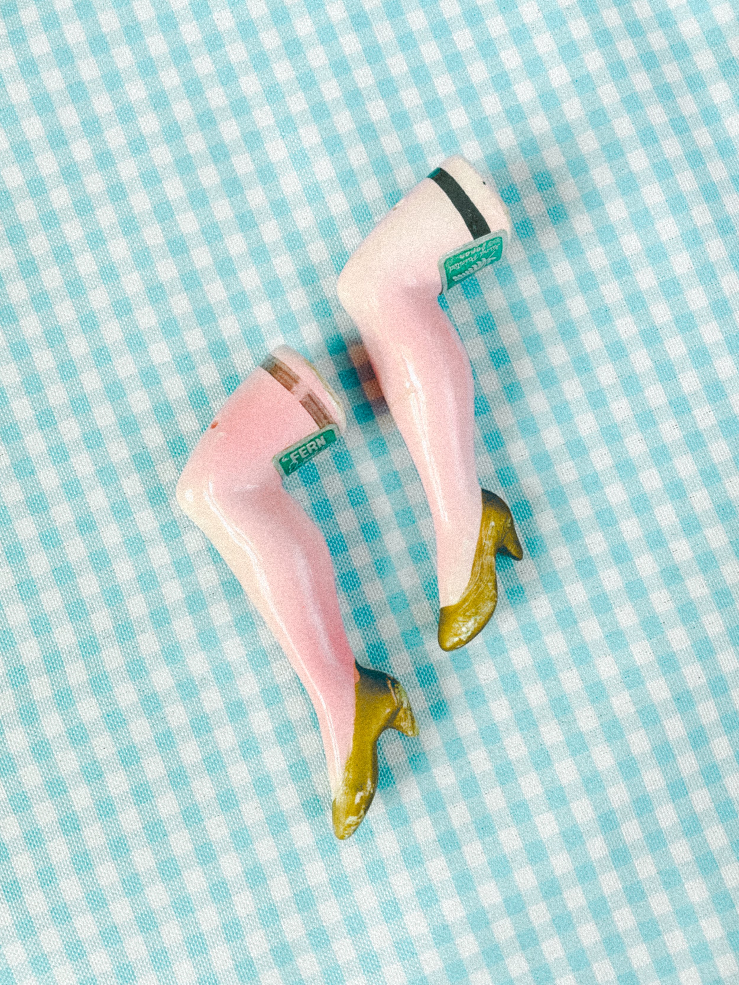 legs salt & pepper shaker set