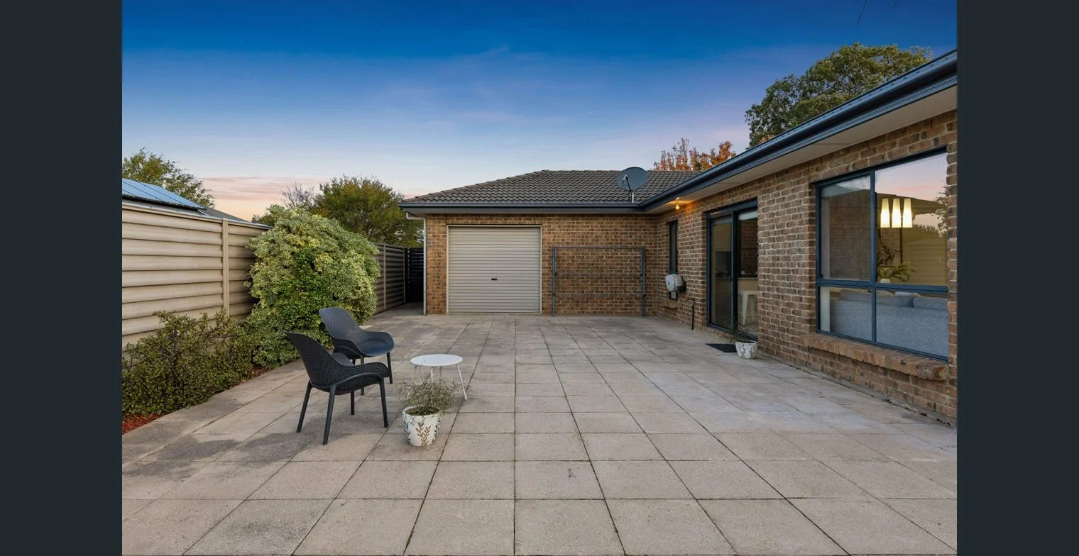 outdoor entertaining area with rear access to garage - for rent Mount barker 