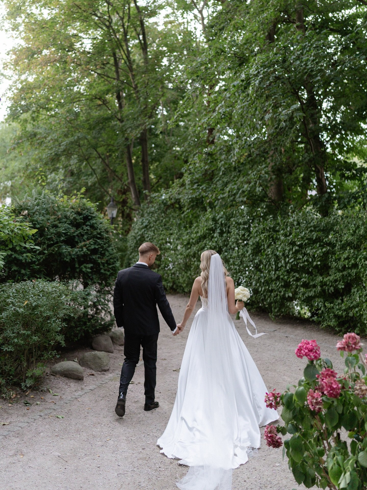 &mdash; p &amp; c &mdash; 

photo // @damlaoezer.photography 

#wedding #weddingflowers #bridalbouquet #eventdesign #floraldecoration
