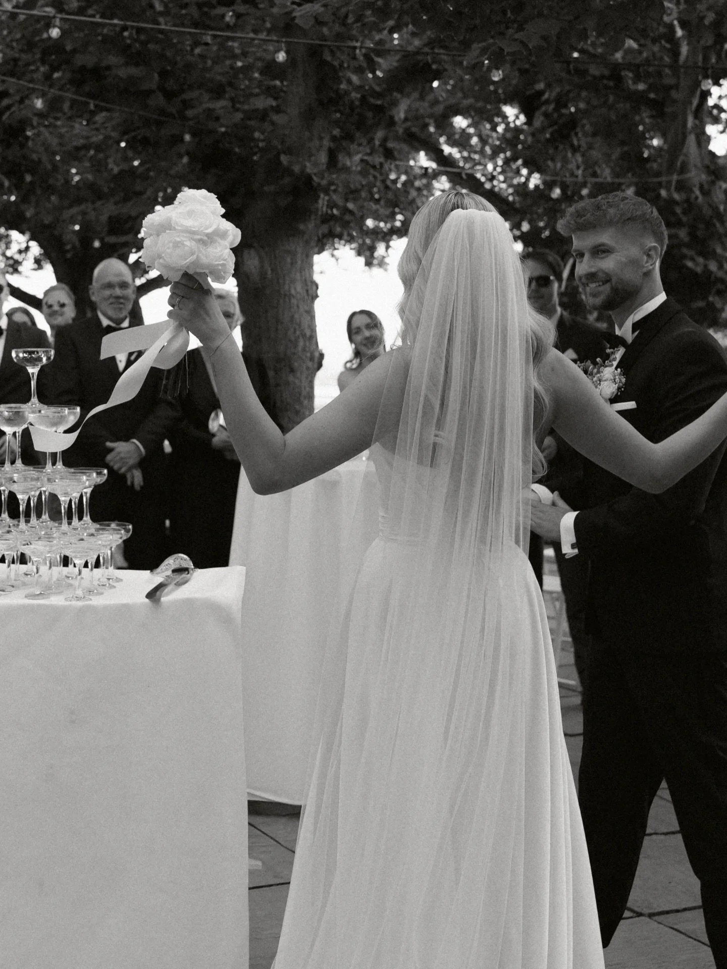 &mdash; moments in black and white, Aug&lsquo;25 &mdash;

photo // @damlaoezer.photography 

#wedding #weddingflowers #hochzeit #hochzeitdekoration #hochzeitsfloristik