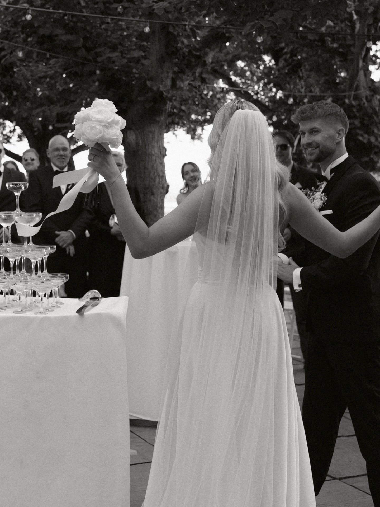 &mdash; moments in black and white, Aug&lsquo;25 &mdash;

photo // @damlaoezer.photography 

#wedding #weddingflowers #hochzeit #hochzeitdekoration #hochzeitsfloristik