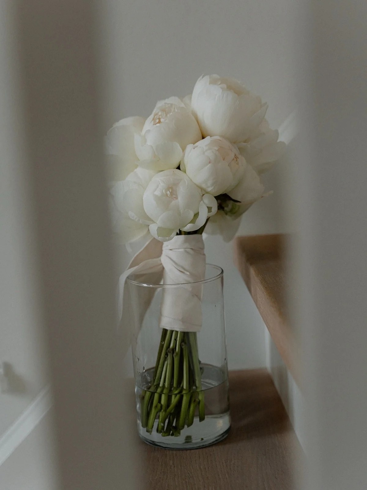 &mdash; happy sunday &mdash; 

photo // @marinaandchris 
location // @severins_resort_spa 

#bridalbouquet #weddingflowers #sylthochzeit #sylt #hochzeitsfloristik