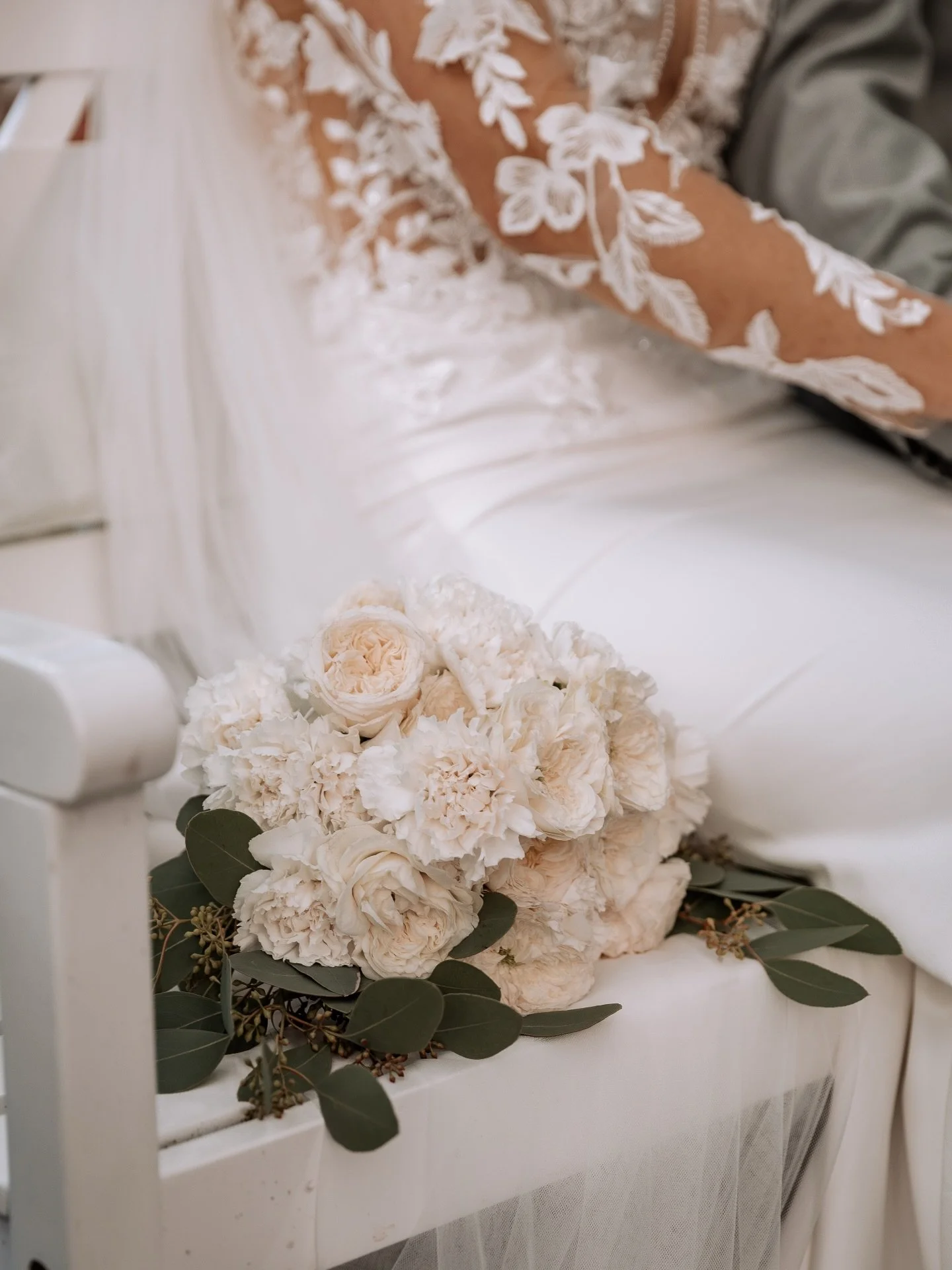 &mdash; bridal details &mdash; 

photo // @janinaschmidtphotography 

#brautstrau&szlig; #hochzeitsblumen #bridalbouquet #bridaldetails