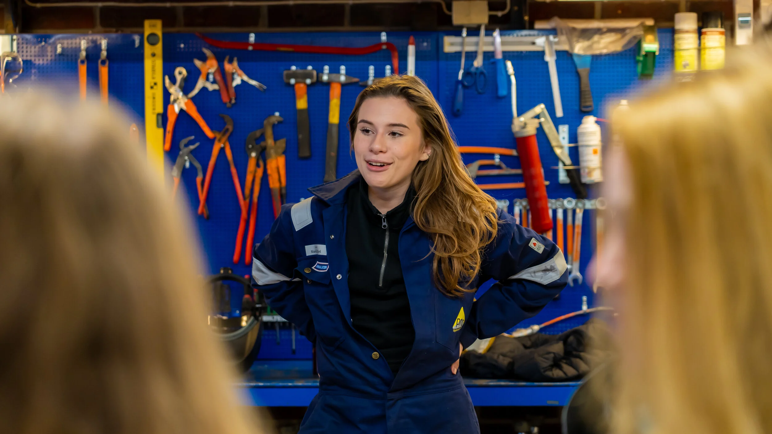 Frå vårt arrangement Jenter, teknologi og realfag. TIP-elev Maria Midtbø Bjerk ved Flora vidaregåande skule formidlar om teknisk utdanning til jenter i 9. klasse i Flora kommune